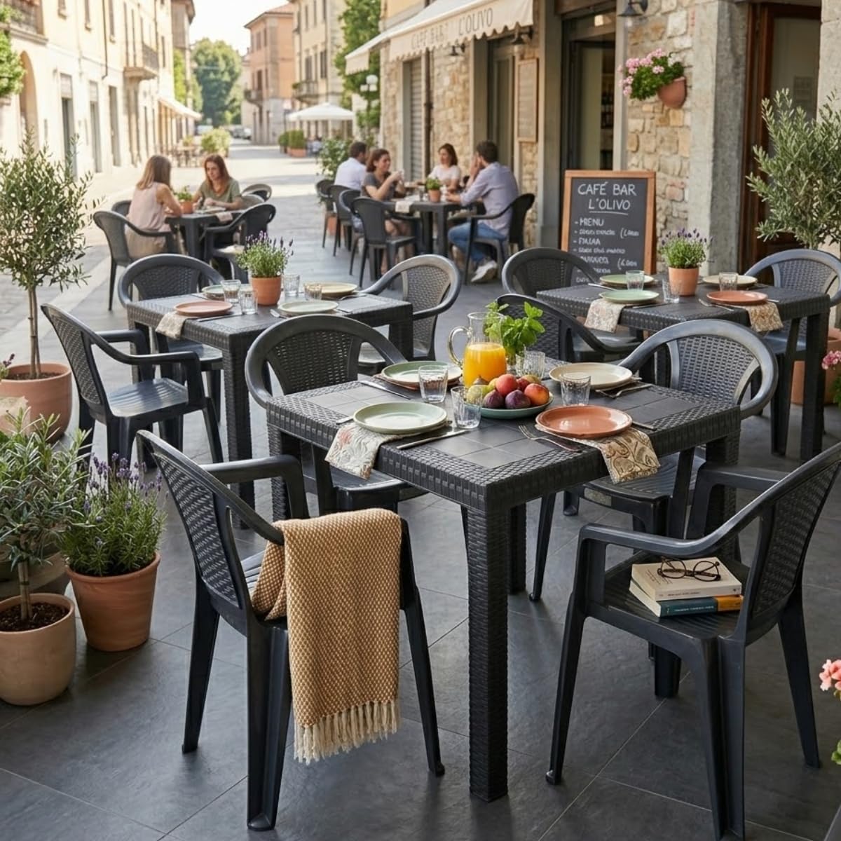 Tomaino - Set Tavolo con Sedie da Giardino in Plastica Effetto Rattan - Set da Pranzo Tavolo Quadrato con Foro Ombrellone e 4 Sedie Impilabili con Braccioli per Esterno, Terrazze, Bar, Ristoranti