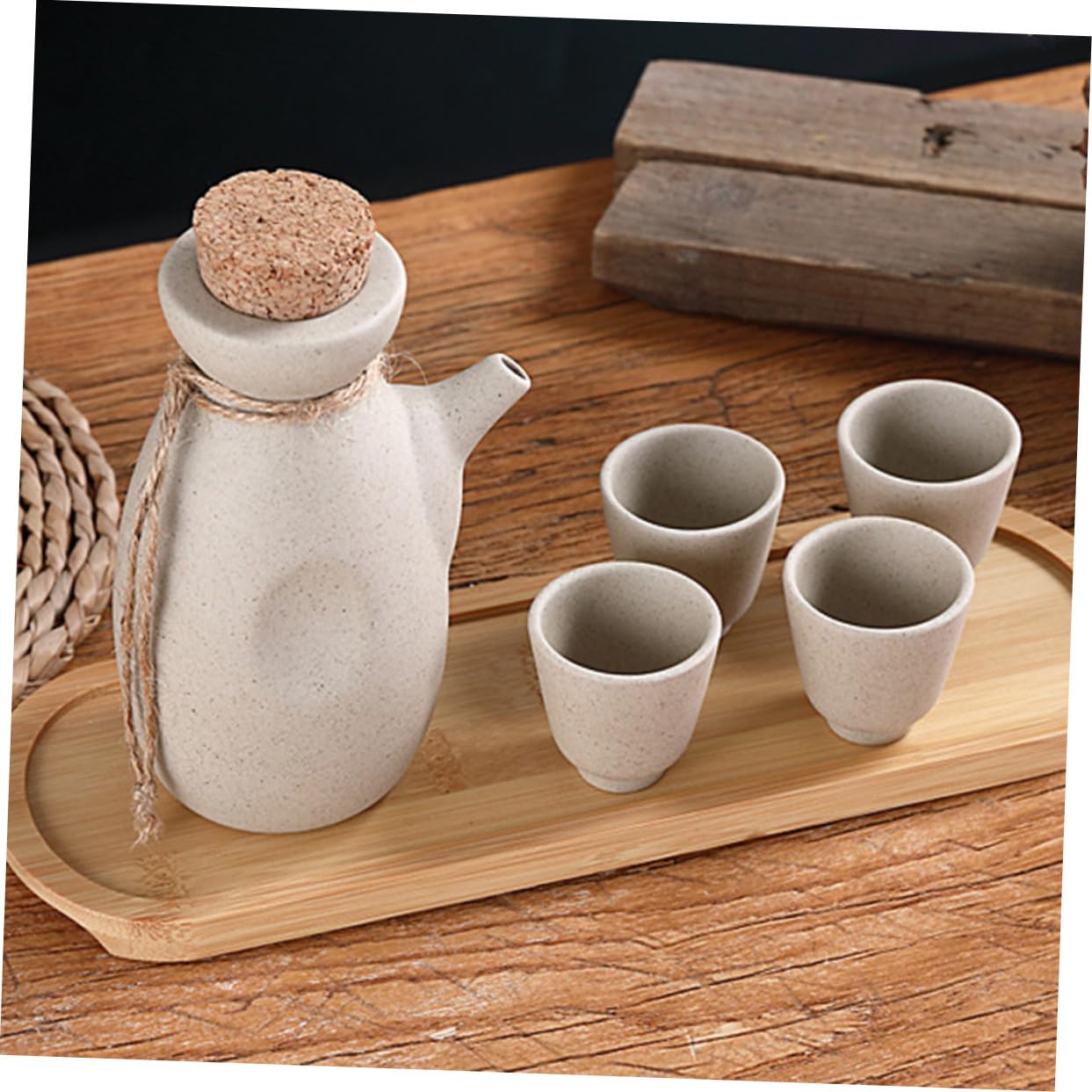 Set di Sakè Giapponese in Ceramica Beige, Bottiglia da 300ml e 4 Tazze da 50ml Superficie Liscia, Multiuso per Ristoranti e Hotel