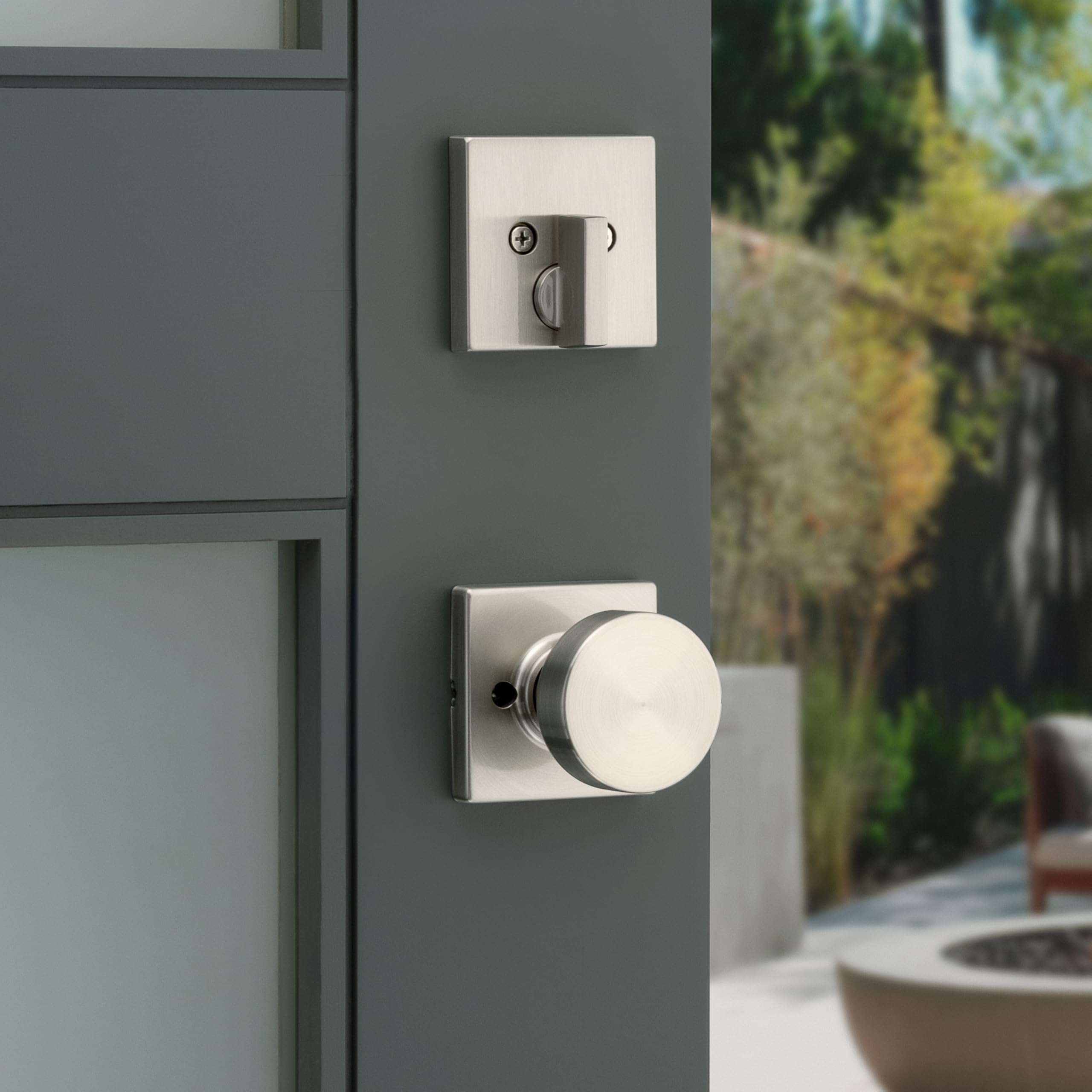 Kwikset San Clemente - Juego de manija y cerrojo de seguridad para puerta delantera, juego de manijas de entrada exterior con perilla interior cuadrada Pismo, níquel satinado, resistente a las púas