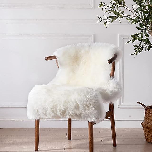 Wissec Faux Fur Rug Soft Fluffy Rug, Shaggy Rugs,Faux Sheepskin Rugs Floor Carpet for Bedrooms Living Room Kids Rooms Decor Bedside Rugs, Runner Rug for Hallway 23.6x35.4 inch (White,60 * 90cm)