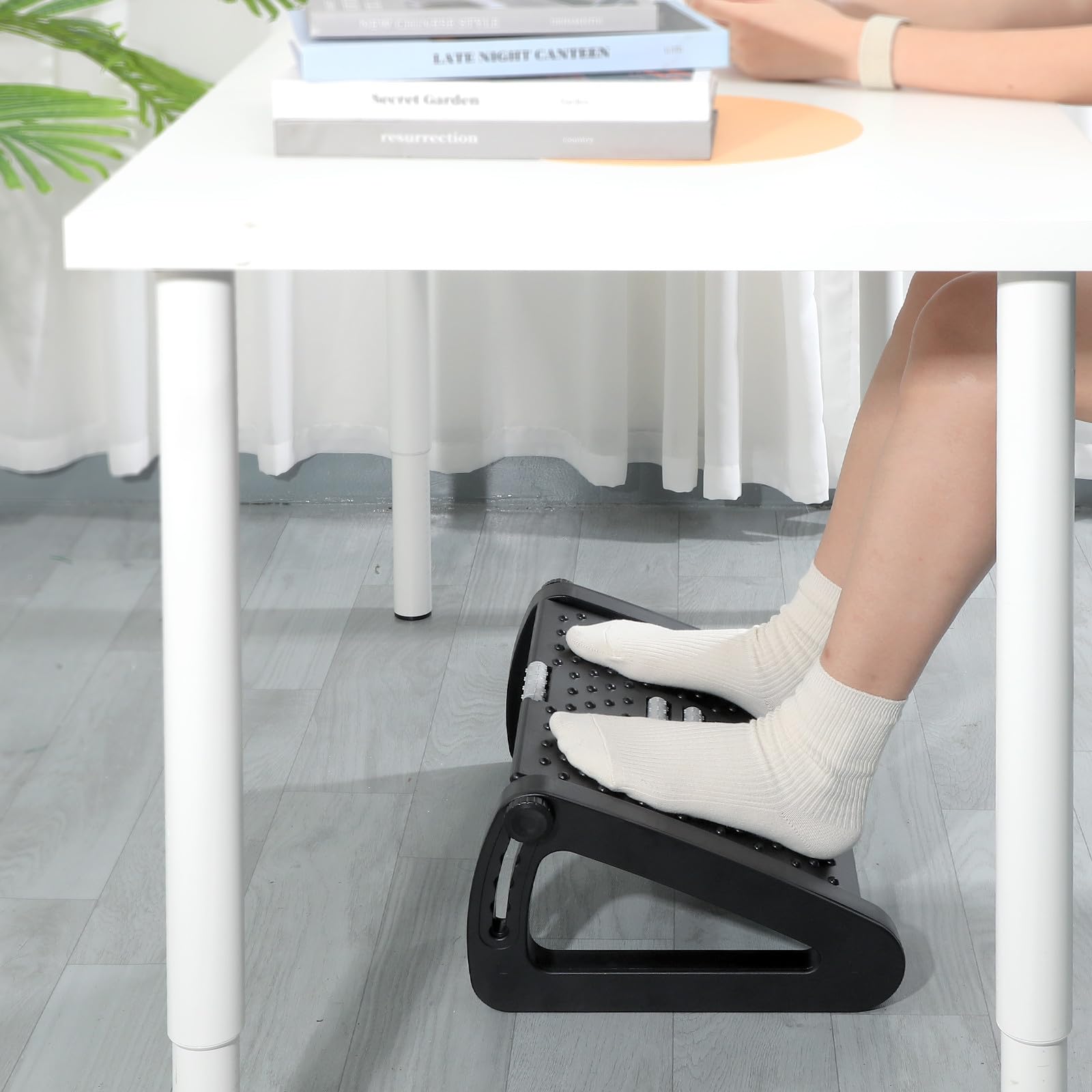 Reposapiés Ajustable para Oficina y Hogar con Rodillo Masajeador, Resistente y Ergonómico, Material Abs y Hierro, Diseño Simple y Altura Regulable