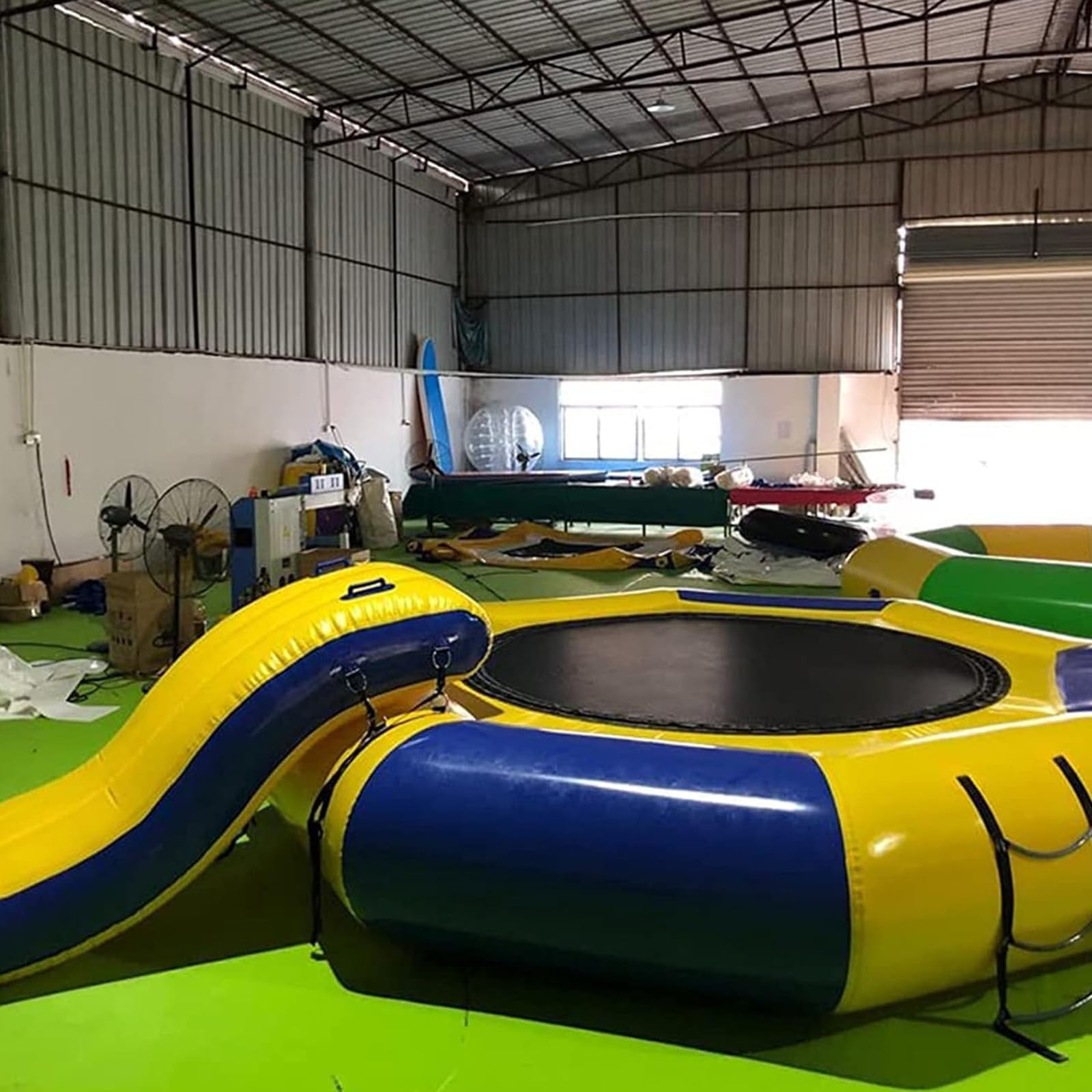 Nadmuchiwana trampolina ze zjeżdżalnią – przenośna platforma do skakania nad jeziorem i morzem – idealna do aktywności rekreacyjnych w wodzie, rodzinnej zabawy i letnich imprez