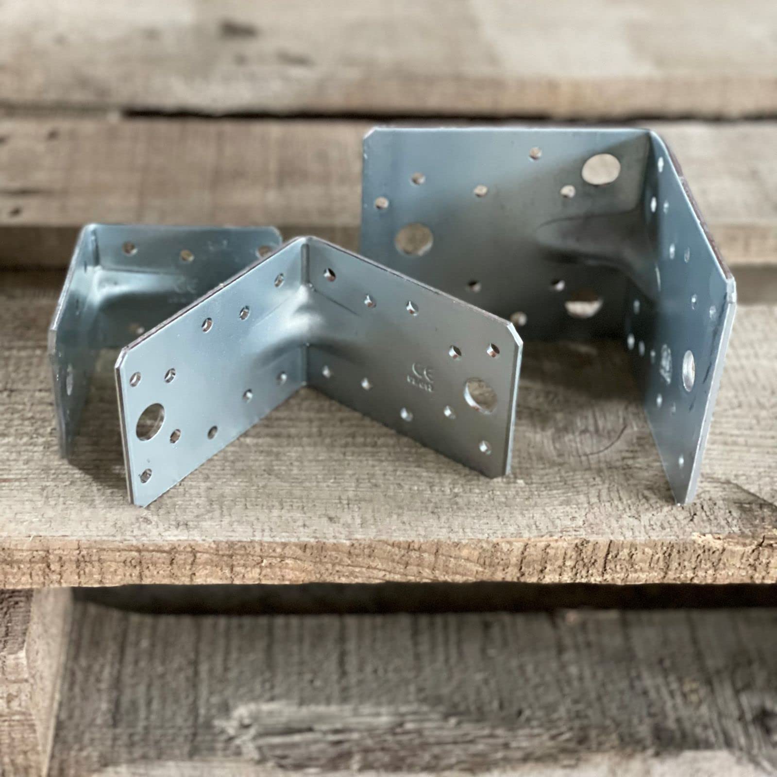 FLG | Winkelverbinder mit Steg 105 x 105 x 90 x 3 mm - 50 Stück - Holzverbinder Bauwinkel Eckwinkel Lochwinkel mit E-TA Zulassung (ETA-09/0134) Feuerverzinkt (105 x 105 x 90 mm - mit Sicke)