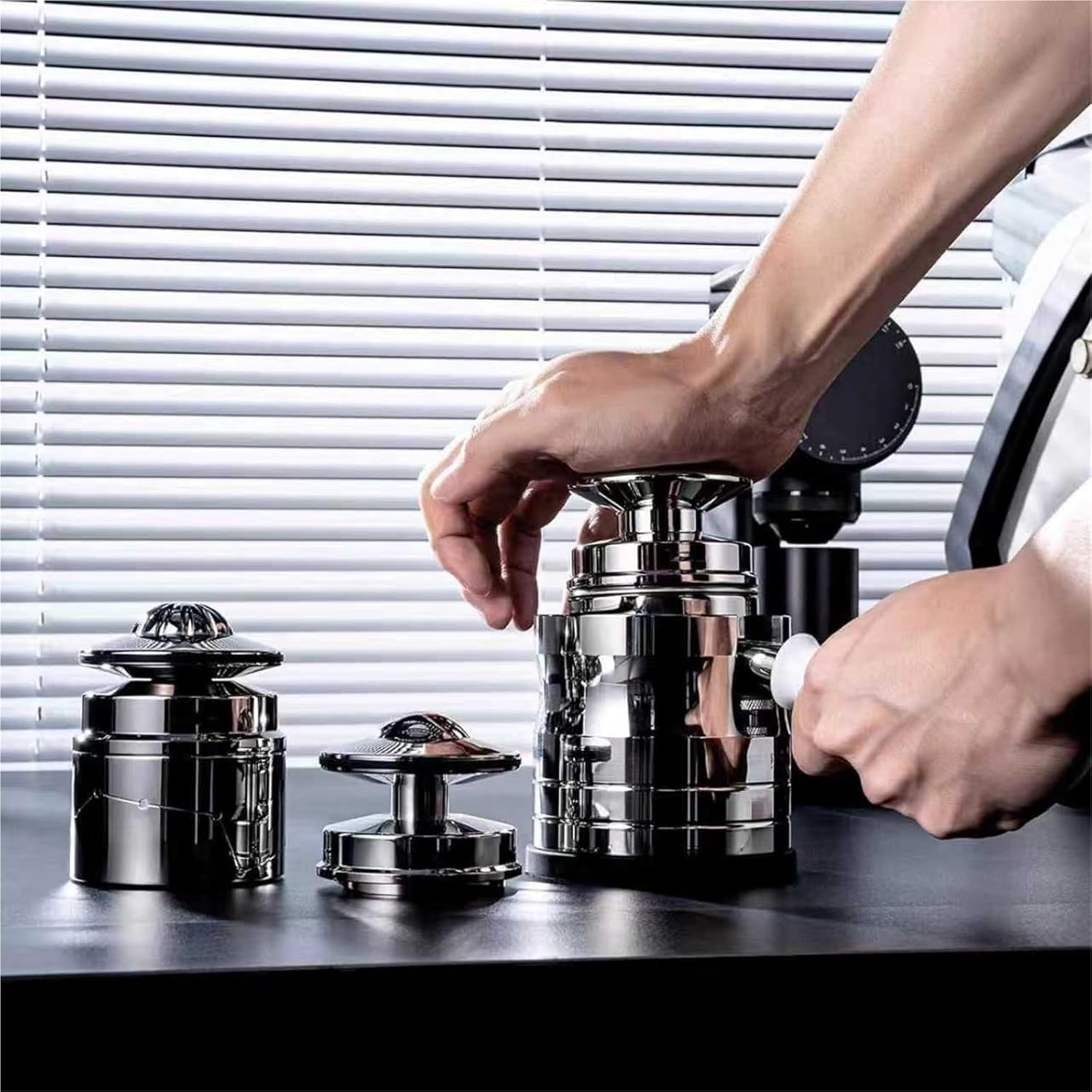 Zestaw akcesoriów do espresso z dystrybutorem kawy, ubijakiem sprężynowym, narzędziem WDT i drewnianym stojakiem dla baristów domowych