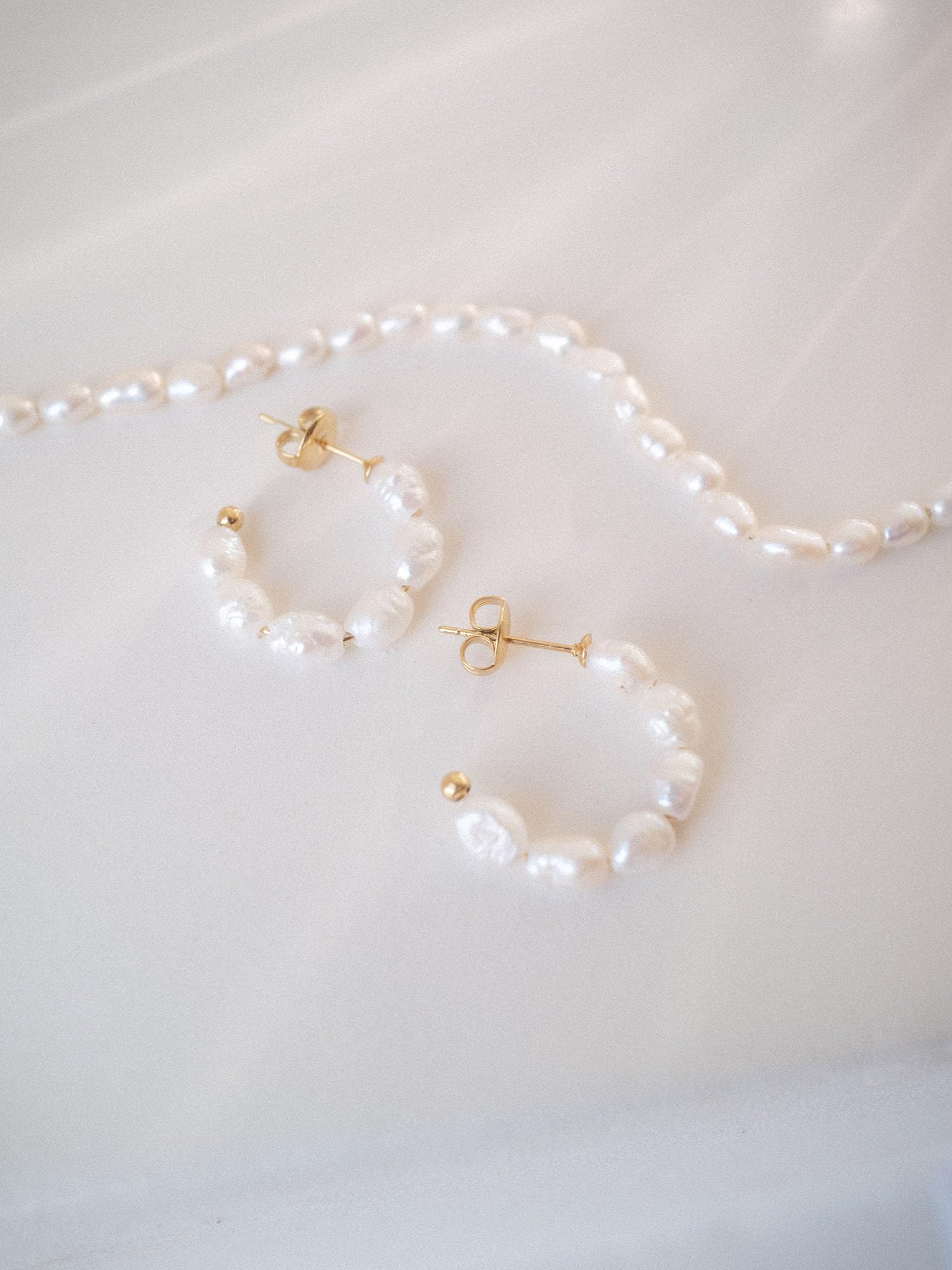Purelei Organic Pearl - Orecchini a cerchio in acciaio inox con vera perla d'acqua dolce, placcati in oro 14 K/18 K, 23 mm, eleganti gioielli di perle da donna