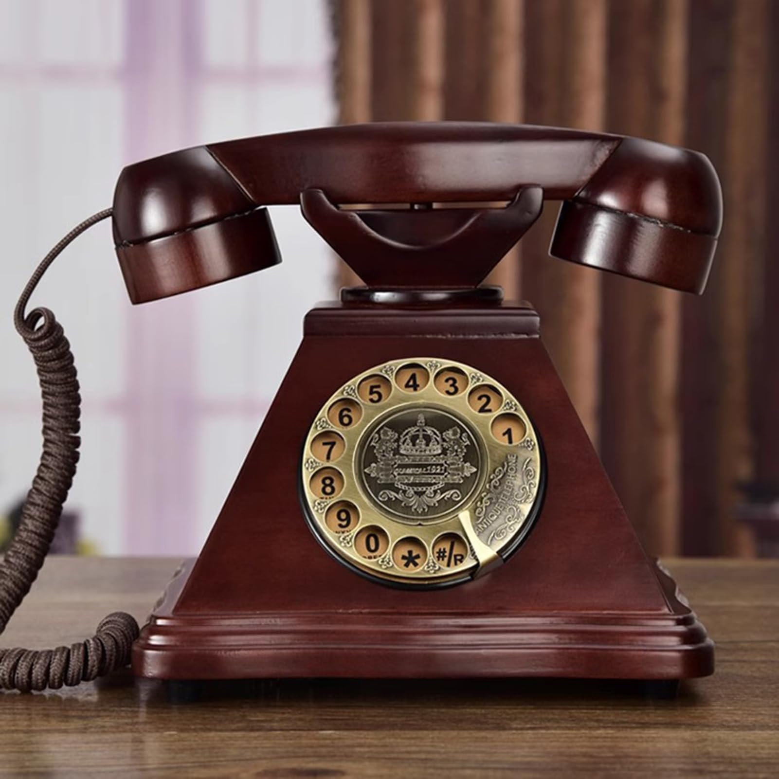 Retro telefon przewodowy telefon stacjonarny, antyczna tarcza obrotowa, zabytkowy drewniany telefon stacjonarny, stary dom z ponownym wybieraniem numeru