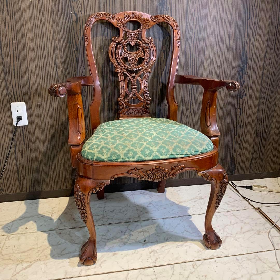 アンティーク アームチェア リボンの模様が美しいアンティークの椅子