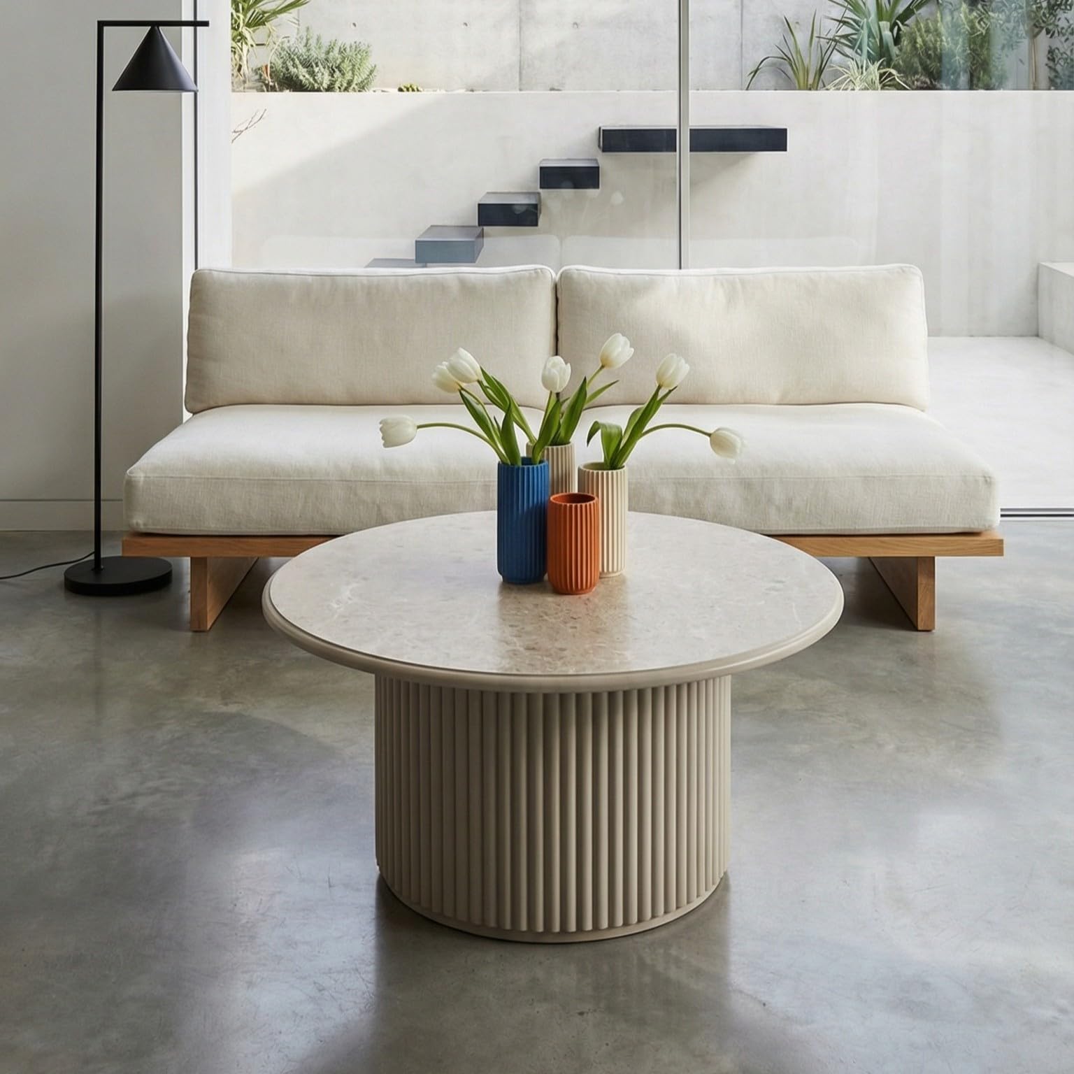 Table basse ronde Ø 80 cm aspect marbre beige pied colonne lamelles design scandinave
