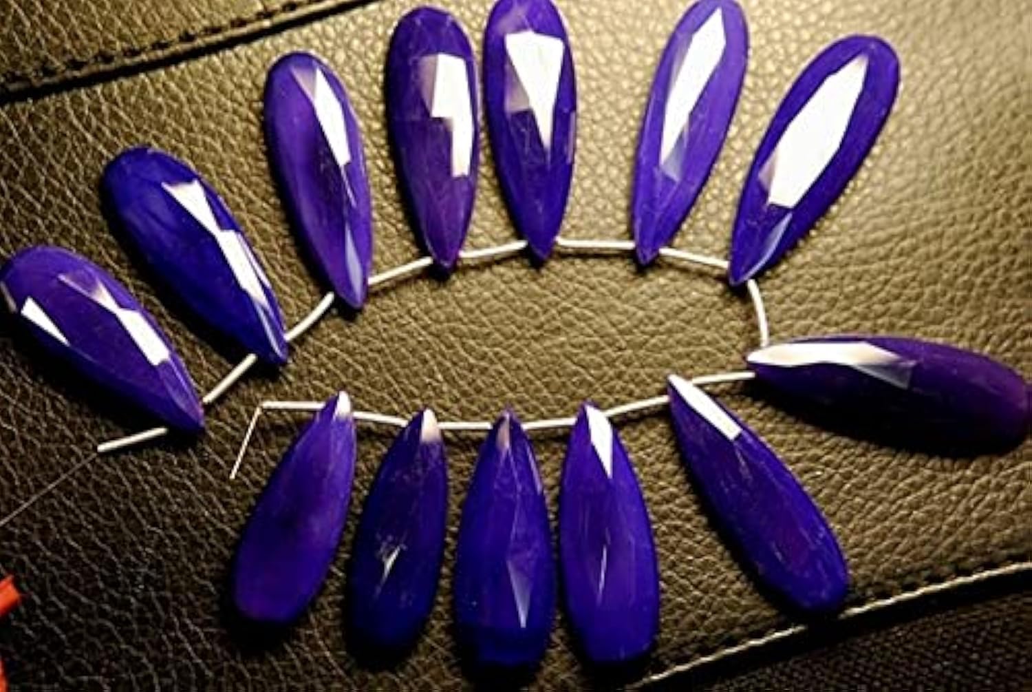 Calcédoine violette briolettes 35mm : finissez-en avec les perles dépareillées en joaillerie