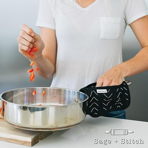 Miniatura 6 de Sage+Stitch Juego de 2 agarraderas y salvamanteles de diseño resistentes al calor con bolsillos para las manos y bucles para colgar, 100% algodón,