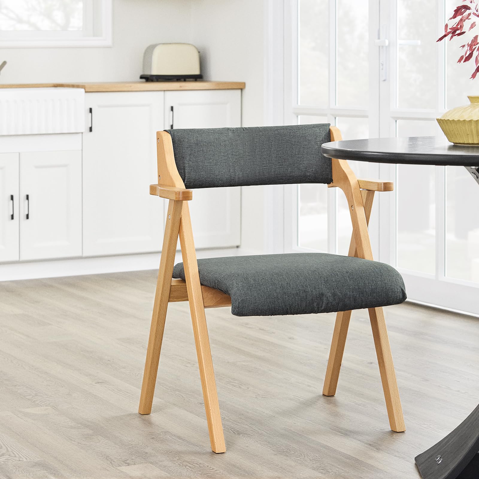 SoBuy Sedia Pieghevole in Legno con 2 cuscini, già montata, 61,5x56x77,6cm | Sedie Pieghevoli da Giardino ergonomiche & compatte, portata 150 kg, per ospiti & sala pranzo & ufficio & balcone, FST98-SG
