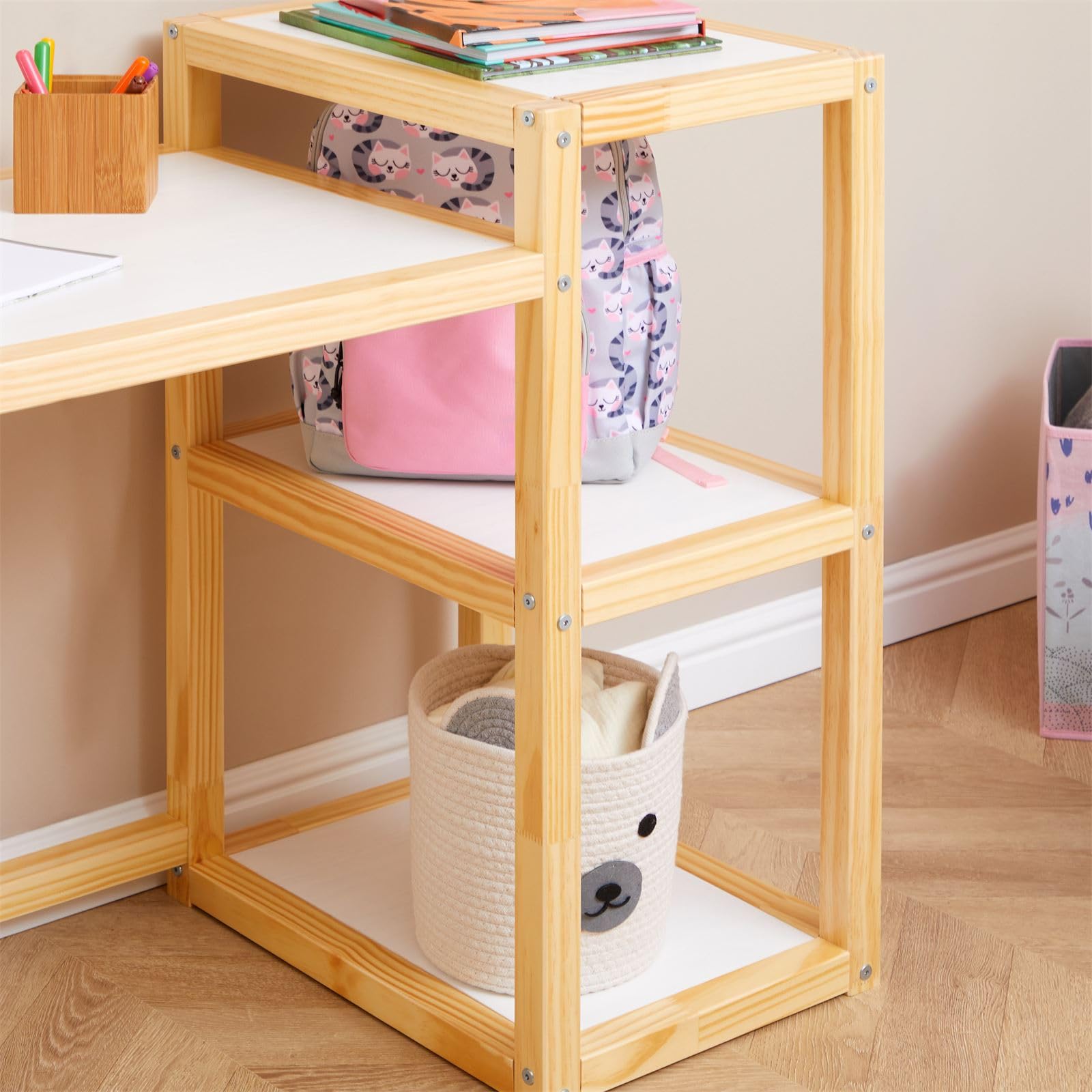 Kinderschreibtisch NIVIA Hausform natur/weiß mit Regal Stauraum gefertigt aus Kiefer Massiv. Stabil langlebig perfekt für Kinderzimmer. Montessori-Möbel ideal für Hausaufgaben oder Bastelarbeiten.
