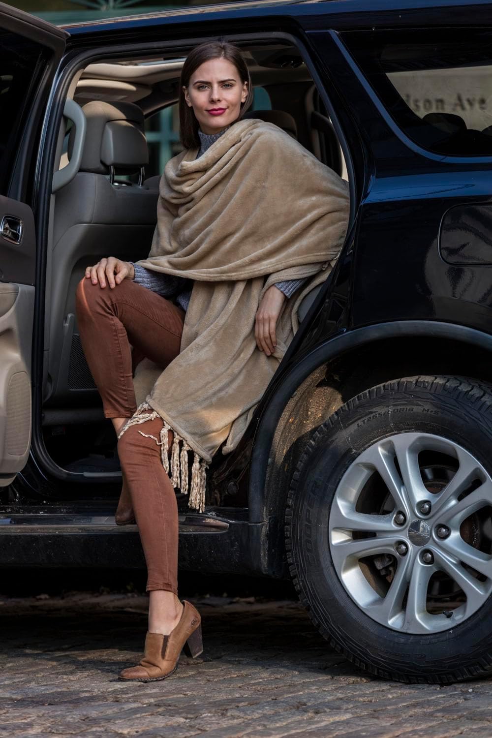 Travel Scarf for Women Airplane, Cozy Fleece Travel Wrap with Fringes, Perfect as a Travel Shawl or Office Blanket, Lightweight and Warm, Makes a Great Gift for Mom - Black