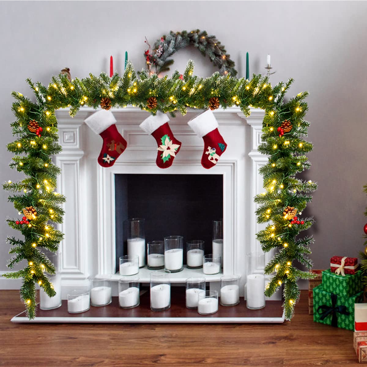 DREAMADE Guirlande Sapin Artificiel 270CM avec 100 Lumières LED, Couronnes de Noël Lumineuse en PVC et PE avec Pommes de Pin&Baies Rouges, Décoration Idéale pour Porte, Fenêtre, Escalier, Cheminée