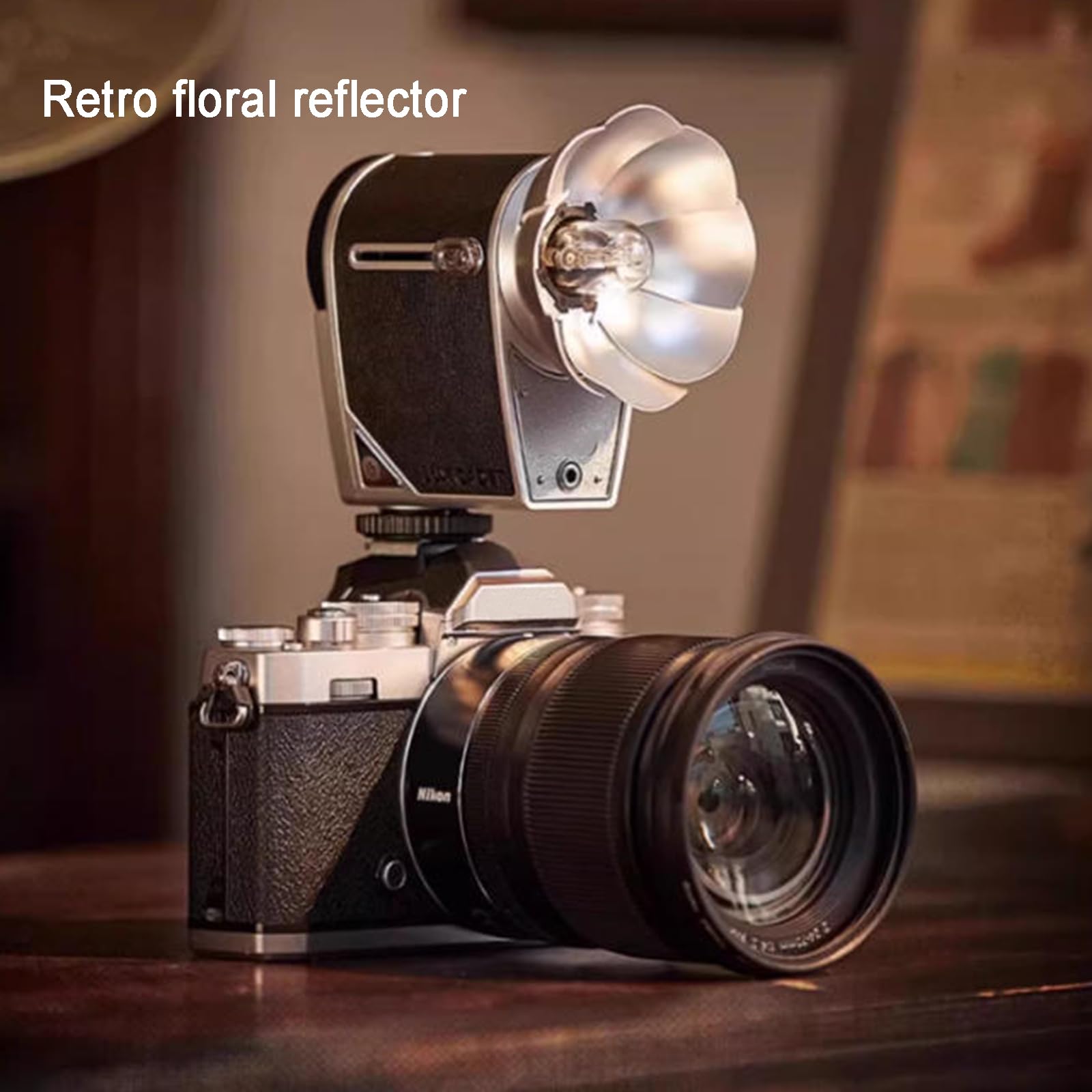 Lampa błyskowa na kamerze Speedlite ze srebrnym reflektorem, temperatura barwowa 6200 K, ogniskowa 28 mm, ładowalna do lustrzanek cyfrowych i kamer filmowych