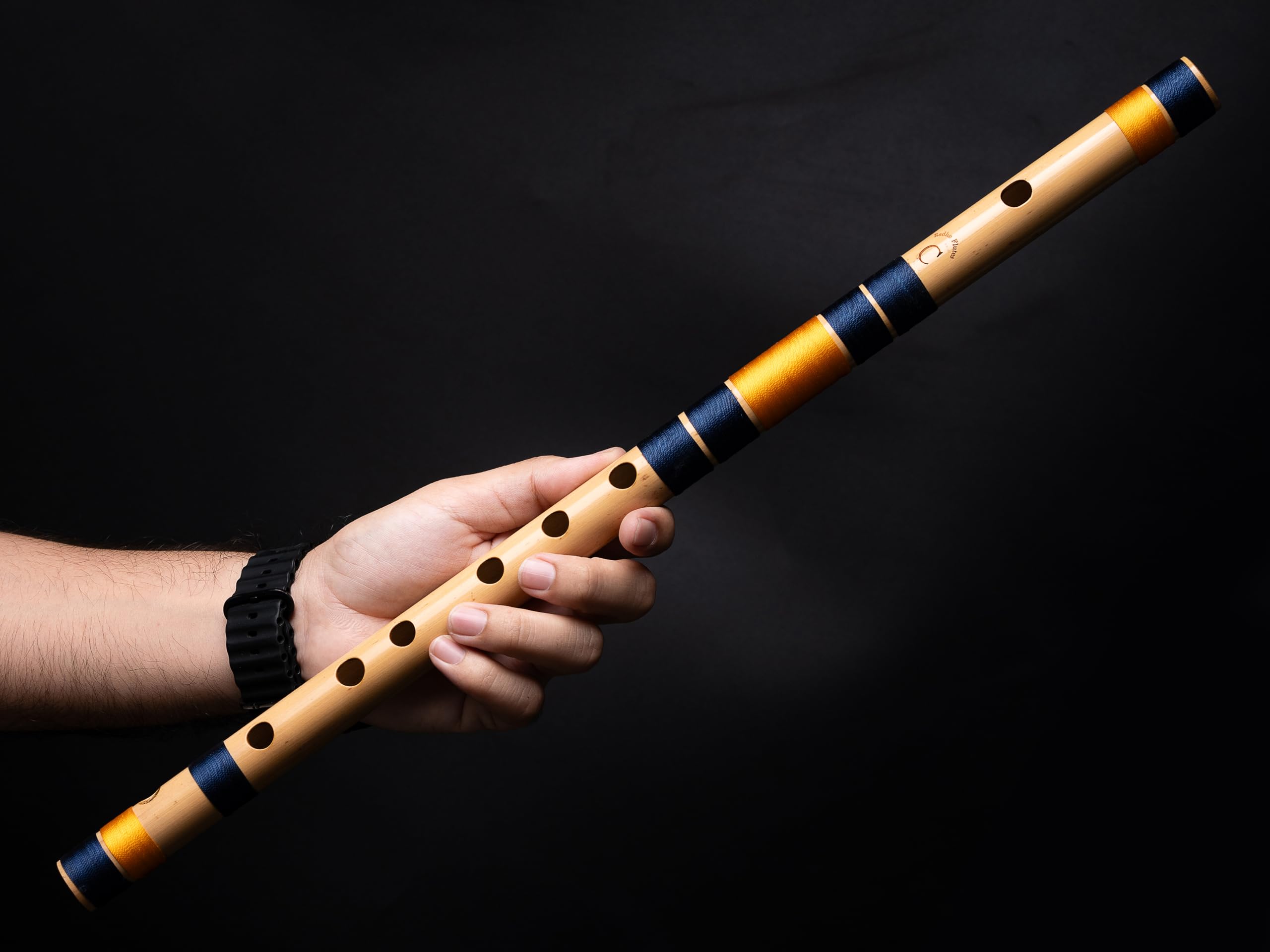 Radhe Flutes Professionelles Bambus-Bansuri, C Natur, Rechtshänder, mittlere Oktave, mit festem Einband, Samtbezug und Papierröhre, Dunkelblau und Orange