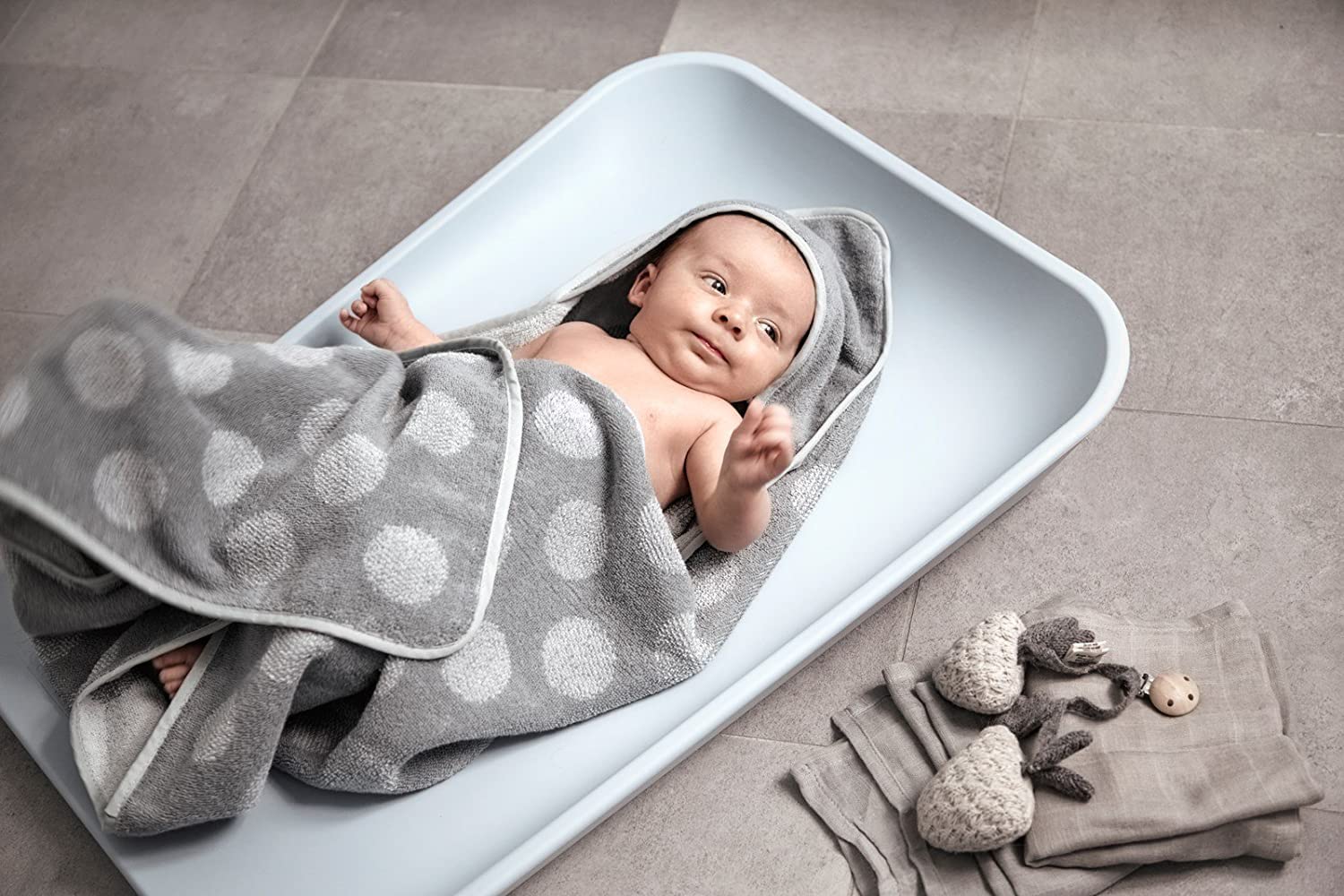 Leander Materassino fasciatoio Matty grigio perla + felpa con cappuccio (panno da bagno) + topper grigio freddo