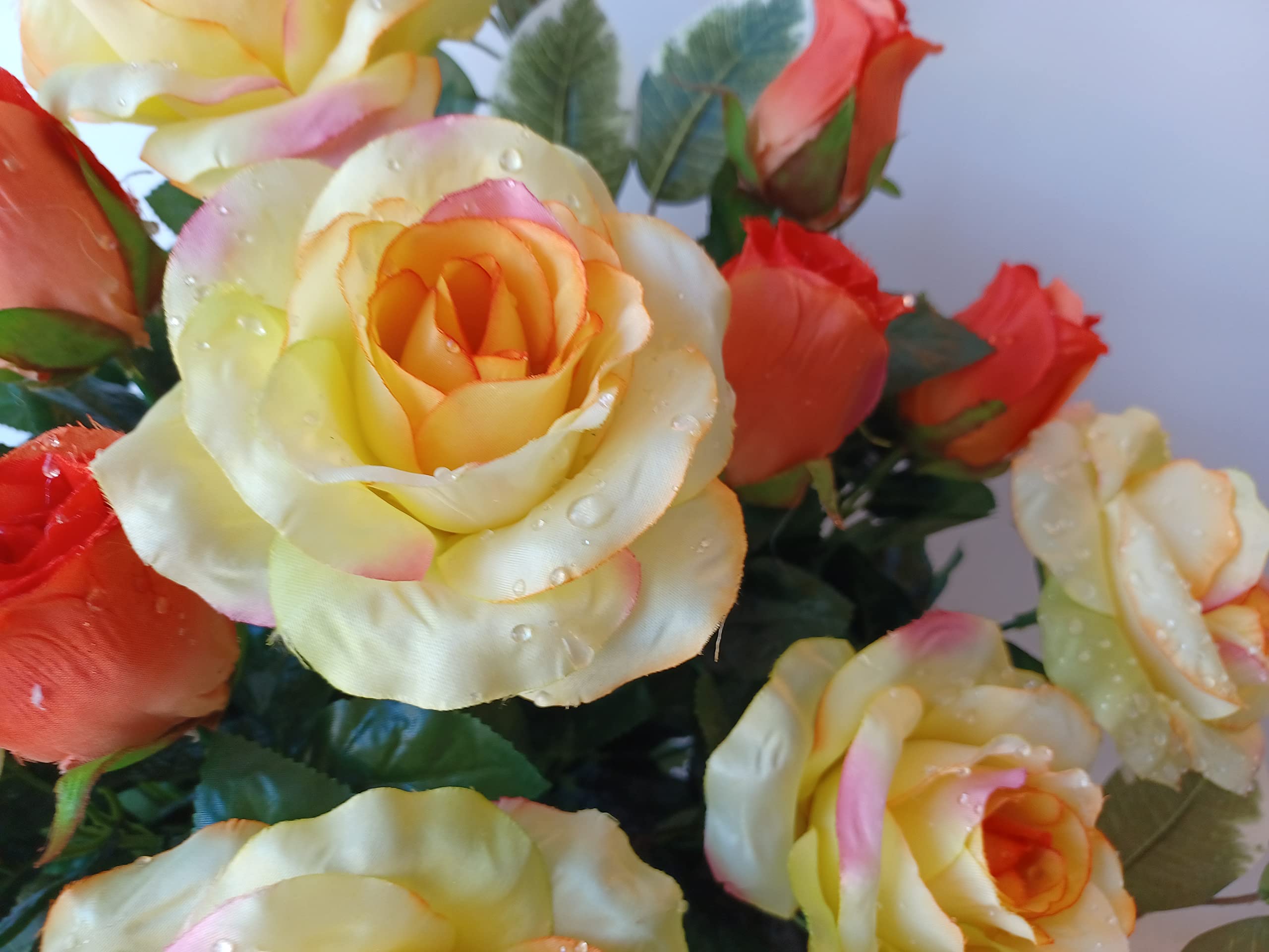 Composition de de Fleurs artificielles lesté Ciment. Réalisé par nos Soins. Les Fleurs sont de très Bonne Tenue et qualité. Vous ne serez Pas déçus par sa résistance au Vent.