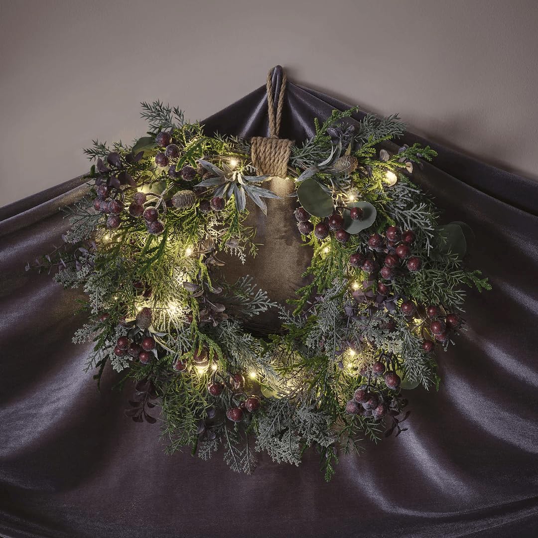 Light4fun Winterkranz mit 40 warmweißen LEDs beleuchtet | künstliches Tannengrün und lilafarben Beeren | Deko Weihnachten Herbst Halloween | Weihnachtsgirlande für Innen