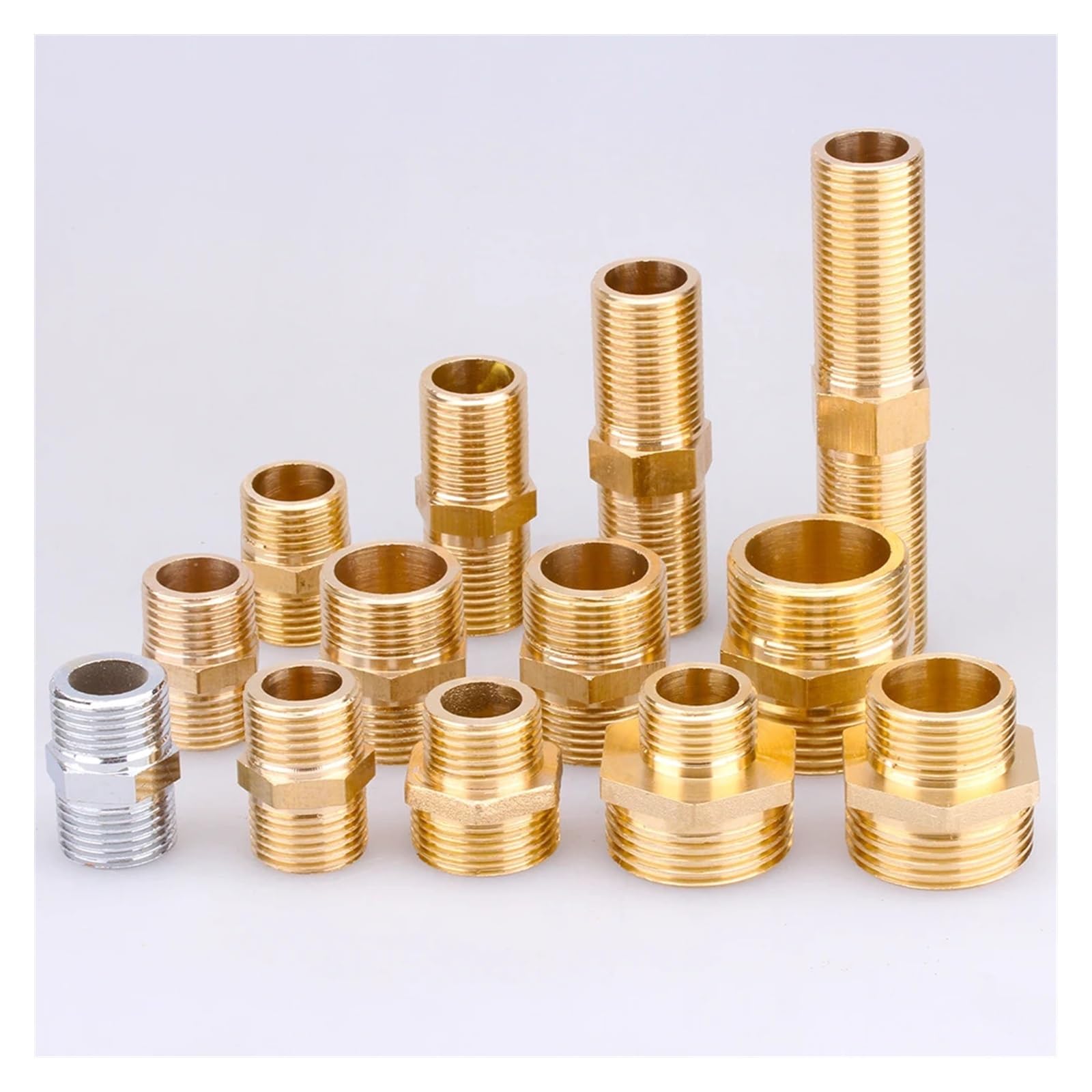 Jonction laiton hexagonale mâle G3/4 x G1/2 de 60mm pour réparer une fuite de tuyau.