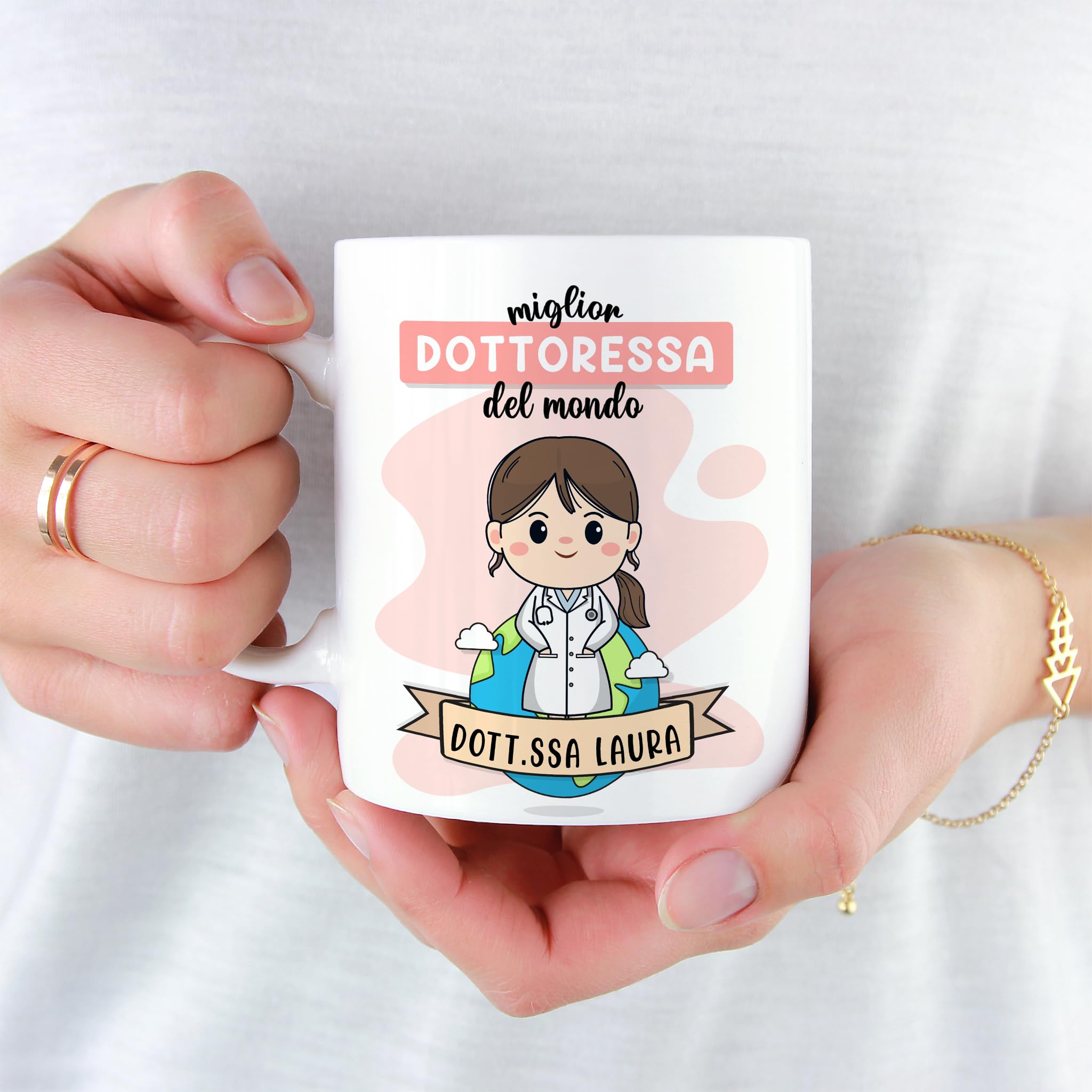 Tazza regalo con nome e messaggio personalizzabili, con bambina con capelli neri con kimono da Taekwondo, arti marziali, Kung Fu, Ceramica, nero
