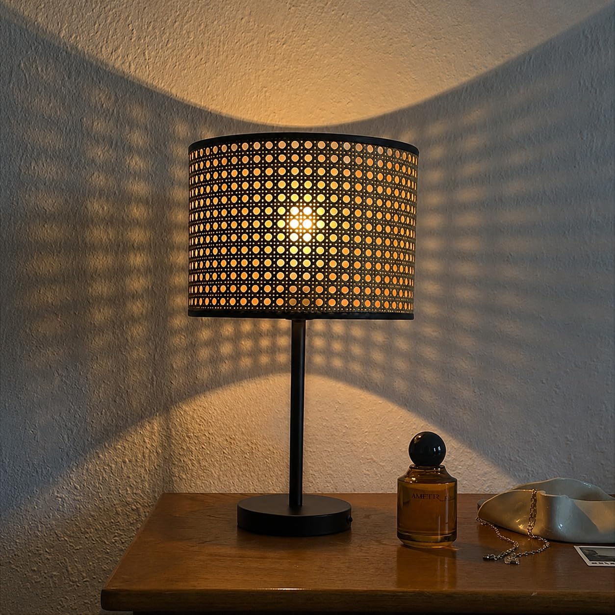Lámpara de mesa de ratán hecha a mano Wabi-Sabi Style Pantalla de ratán Luz de noche Lámpara de noche Lámpara de mesa decorativa creativa para dormitorio, sala de estar
