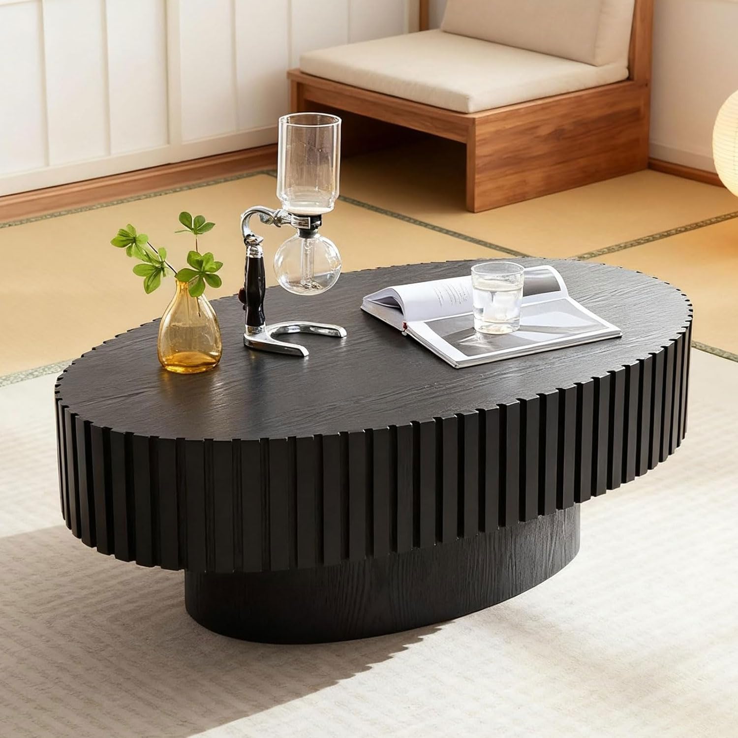 Table basse ovale gain de place pour aménager un petit salon moderne