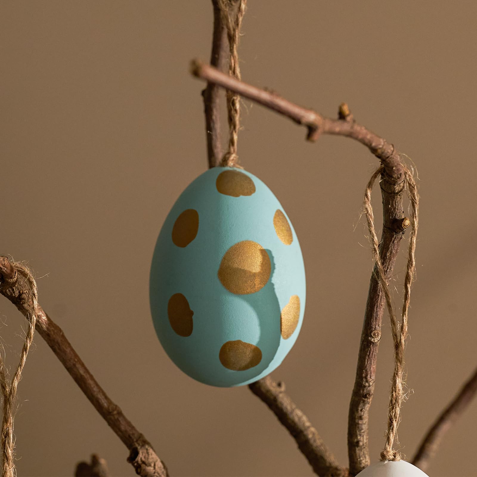DN DECONATION Set di 12 ornamenti da appendere a forma di uovo di Pasqua, uova di plastica bianche e azzurre con puntini dorati e pennellate, decorazione per la casa fresca primaverile per tavolo da