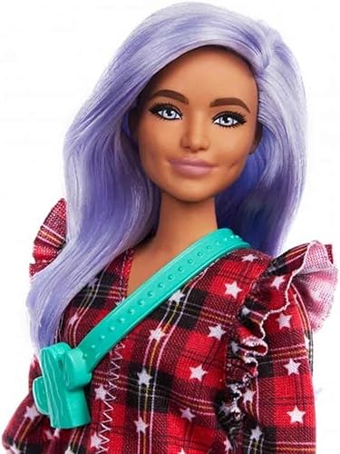 Vista 10 de Barbie Fashionistas # 159 - Muñeca pequeña con cabello café claro, vestido teñido tipo camiseta, zapatos blancos y visera, juguete para niñas de 3 a