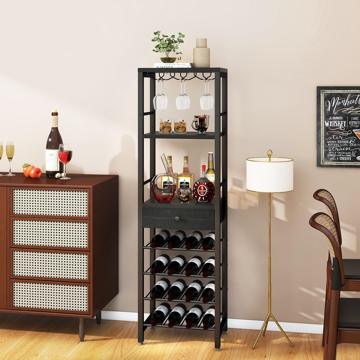 IBUYKE Portabottiglie autoportante da pavimento, armadietto da bar, mobile da bar a 4 ripiani, in legno, con porta bicchieri e cassetto portaoggetti per casa, bar, cucina, soggiorno, nero, TMJ905B