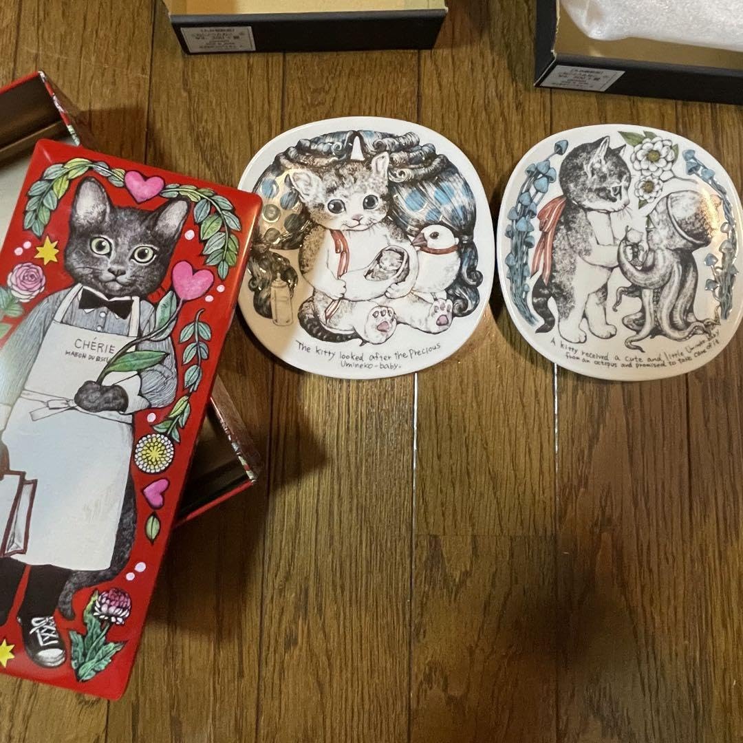 こねことうみねこシリーズ 絵皿 2点セットと缶のセット