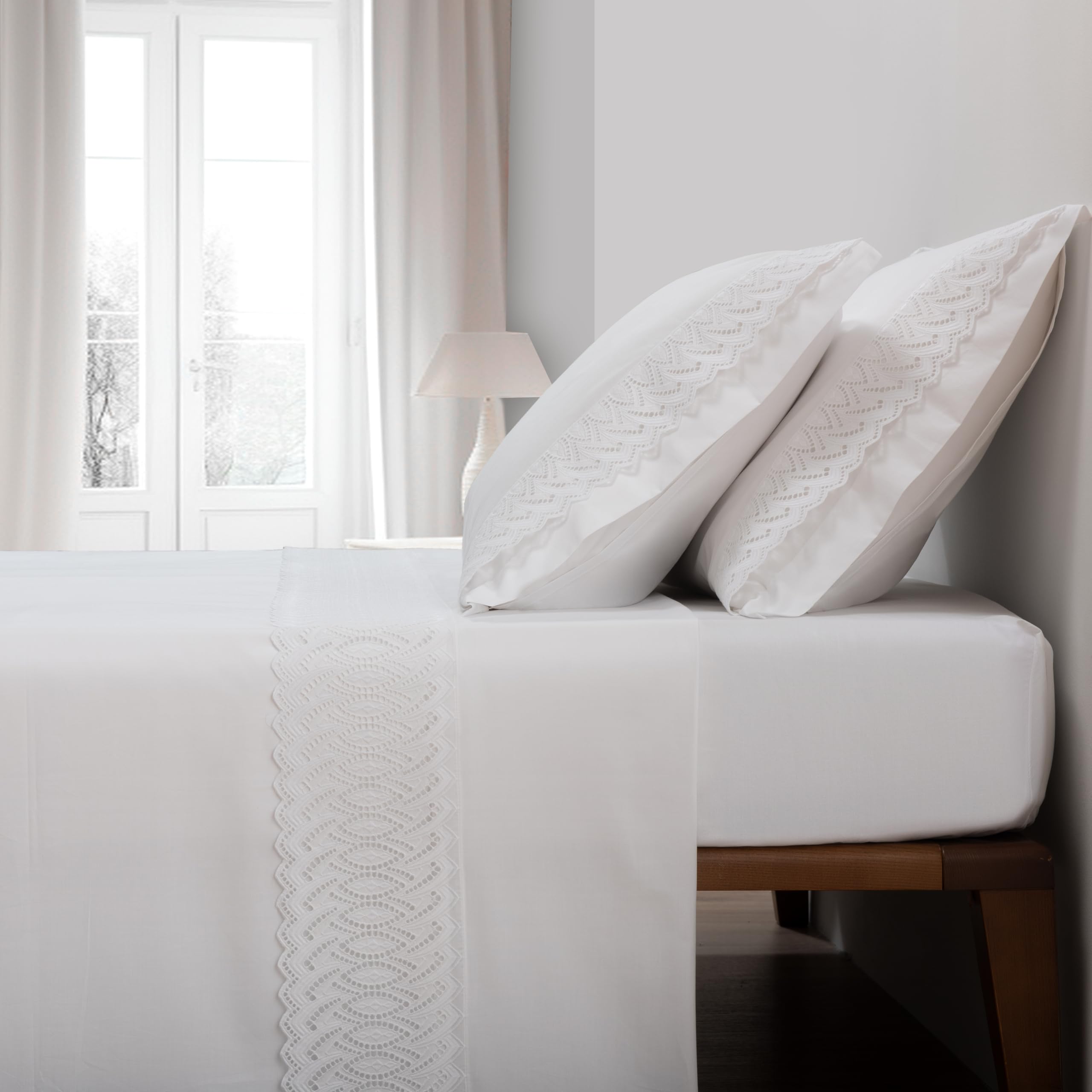 Sábanas Blancas Bordadas para Cama de 150 - Sábanas de Algodón 200 Hilos Elka - Sábana Encimera, Sábana Bajera Ajustable y Funda de Almohada