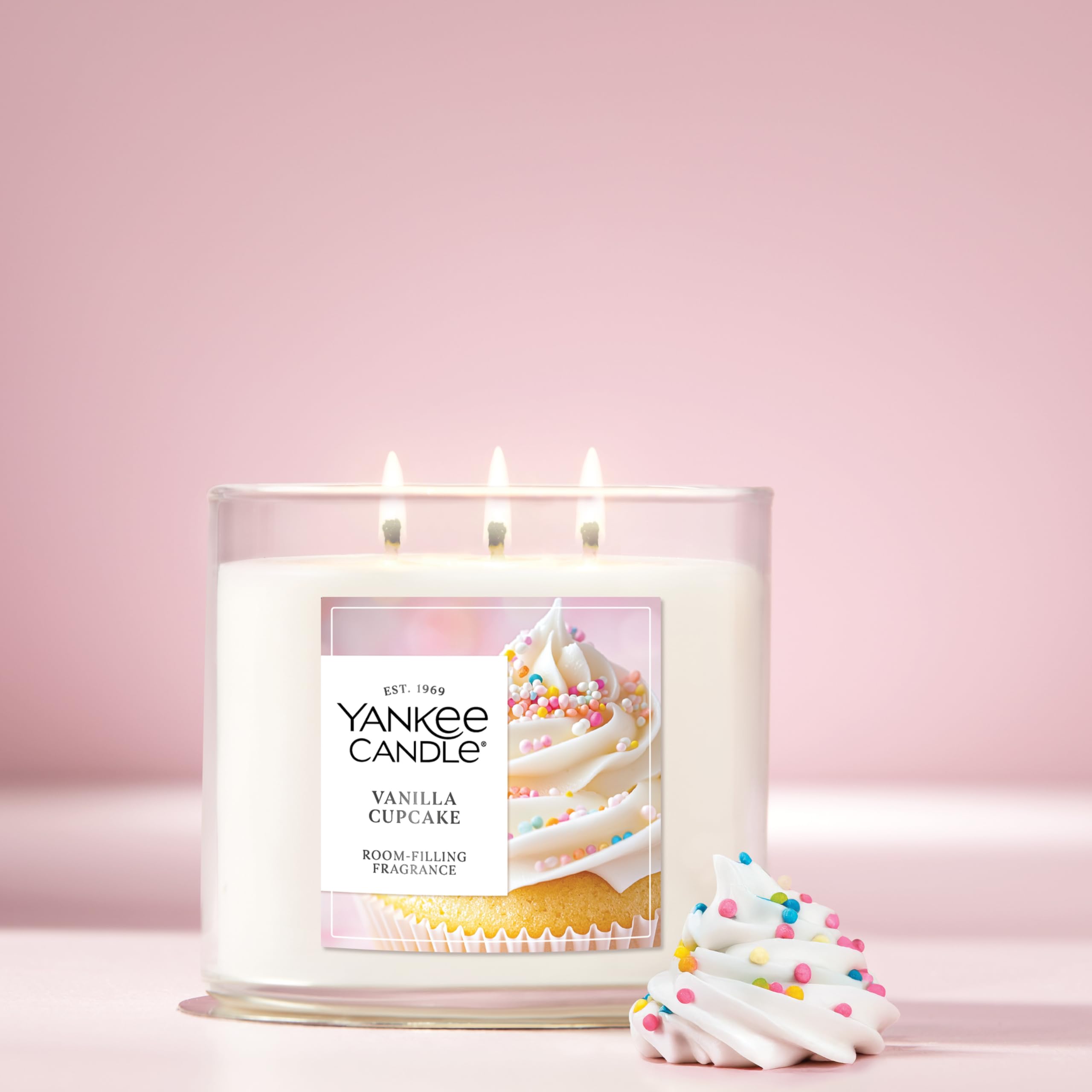 Yankee Candle ヤンキーキャンドル　Mサイズ　バニラカップケーキ Amazon.co.jp: Yankee Candle バニラカップケーキの香り付きキャンドル