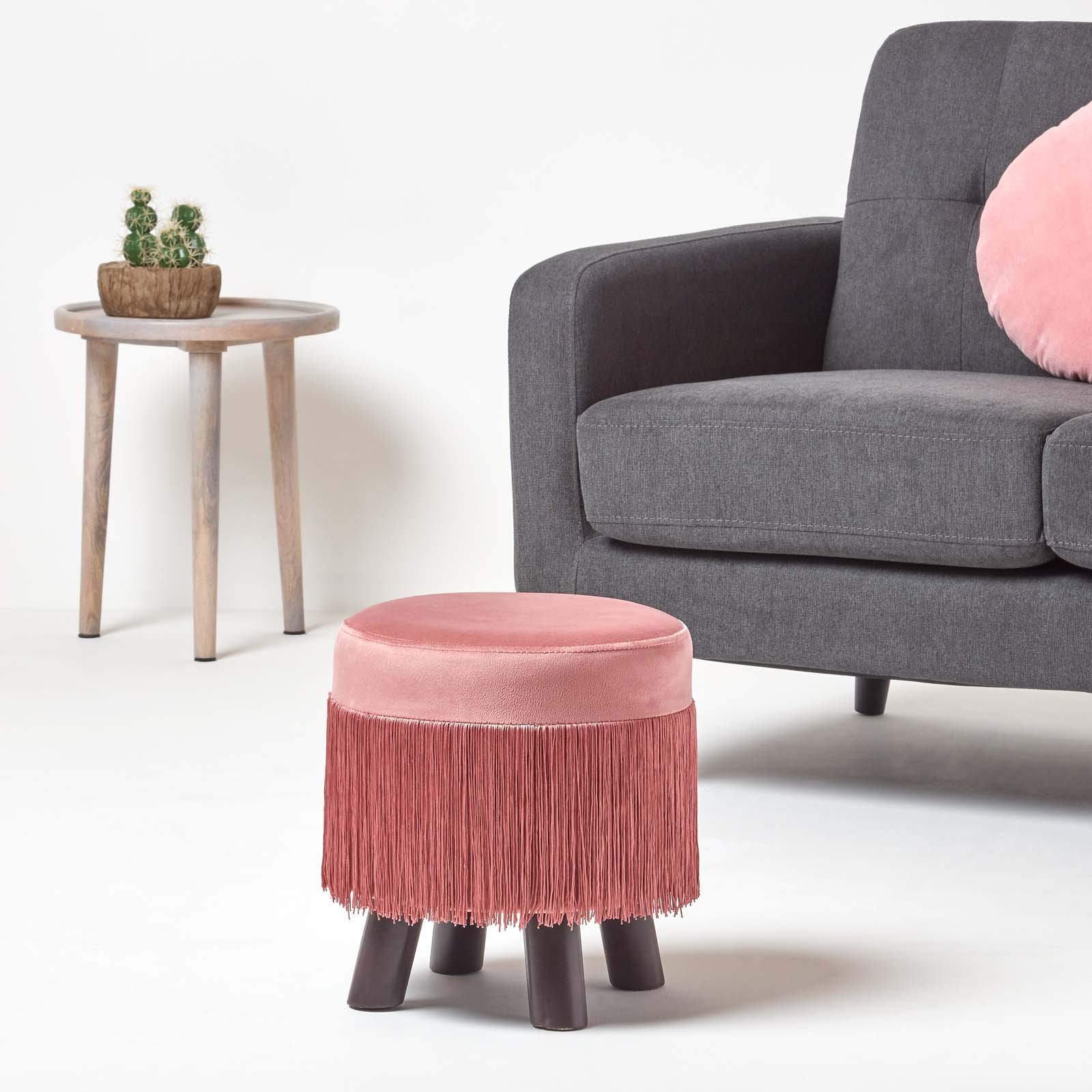 HOMESCAPES Grijze fluwelen poef op poten met retro stijl franjes 35 cm hoog trendy houtskool gestoffeerde ronde voetenbank Warwick stijl multifunctionele Ottomaanse kruk stoel HOMESCAPES Grijze fluwelen poef op poten met retro stijl franjes 35 cm hoog trendy houtskool gestoffeerde ronde voetenbank Warwick stijl multifunctionele Ottomaanse kruk stoel
