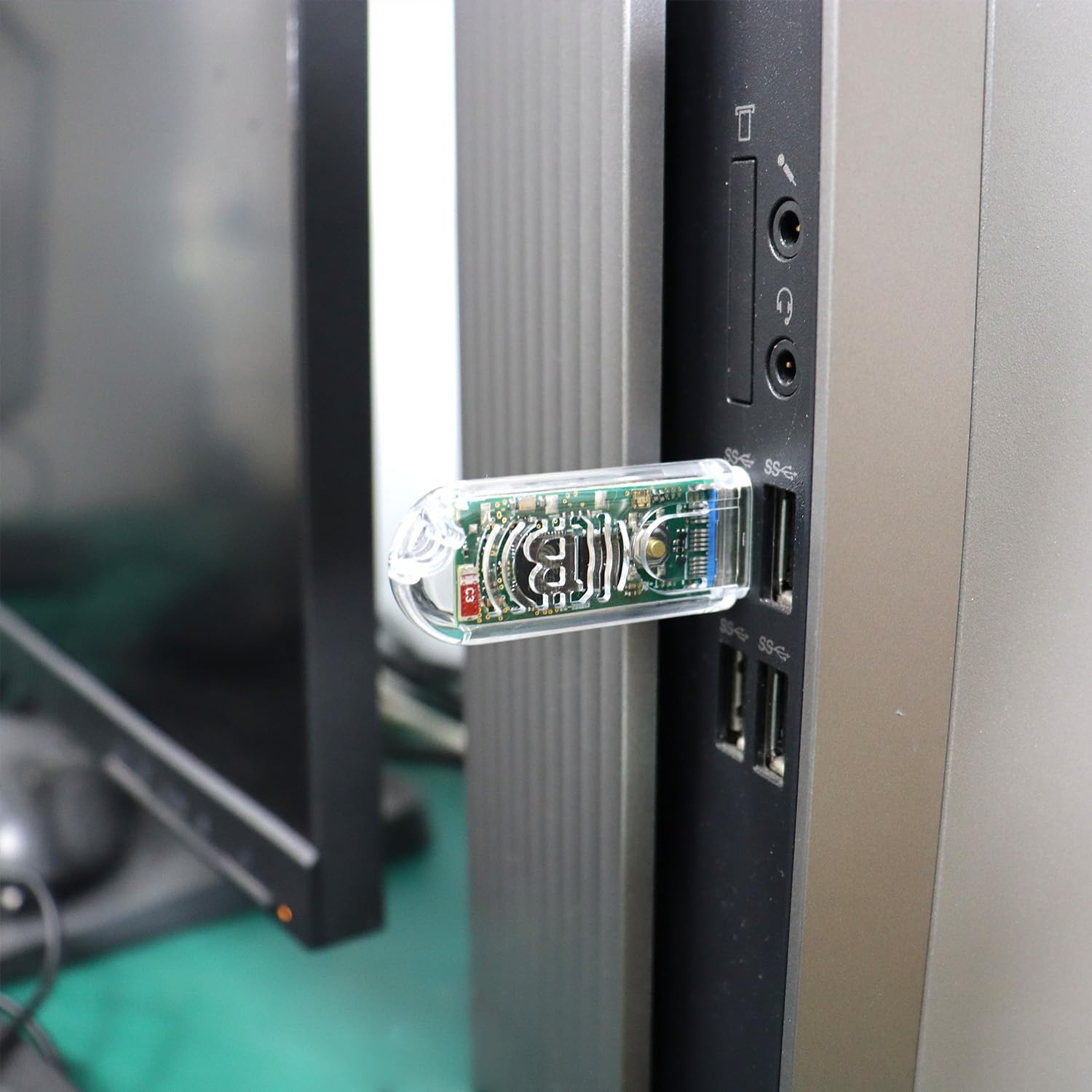 Lucky Miner LV03 USB Bitcoin Miner - 250KH/S Solo ASIC Device, 1W Low-Power, 2.4G WiFi, Mini Display, Phone & Laptop Compatible — view 6