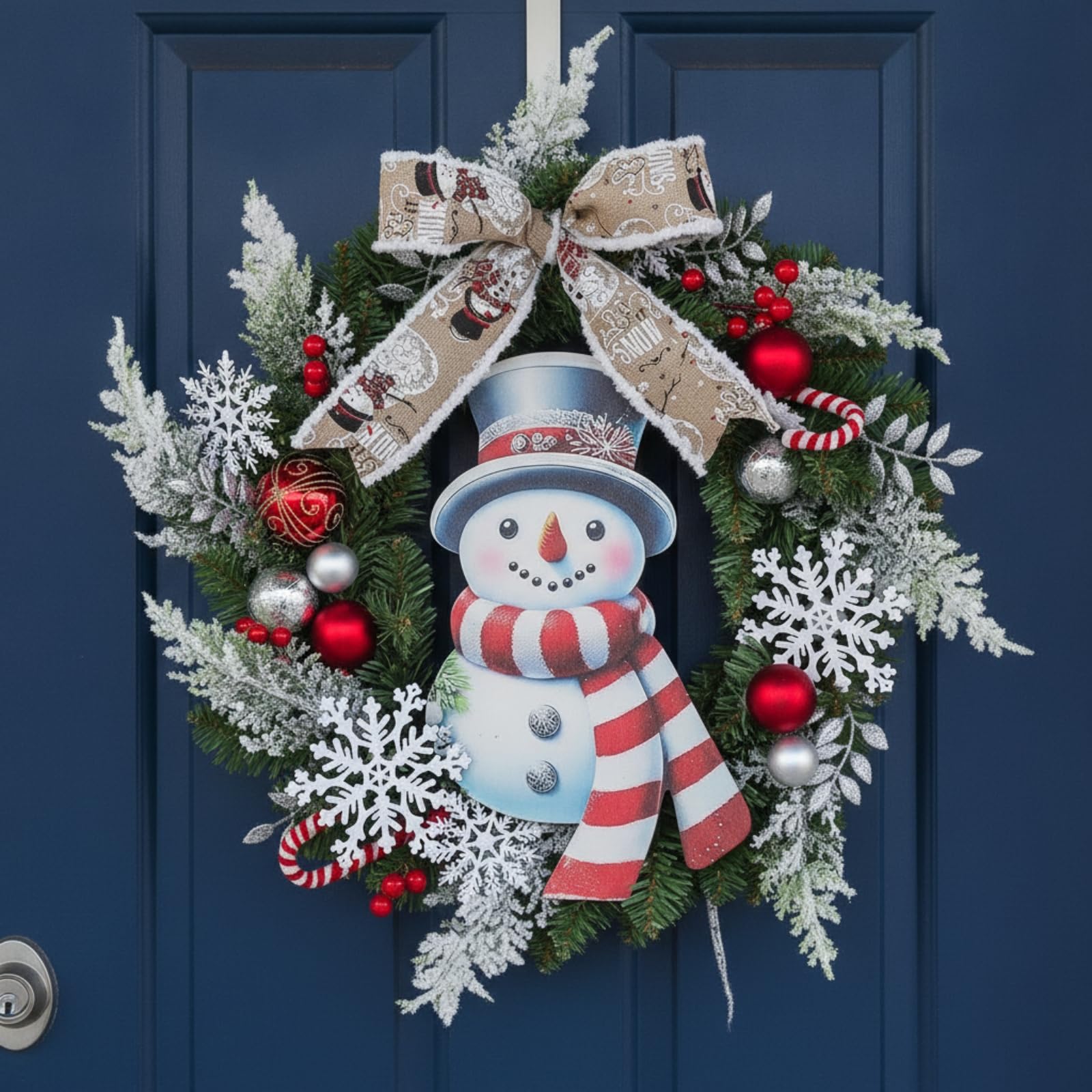 MERIGLARE Couronne de Noël Couronne Décorative Guirlande Ornement Foyer avec Flocons Baies et Boules sur Base de Sapin en Plastique avec Nœud Jute Convient à Porte d'Entrée Cheminée Salon50cm