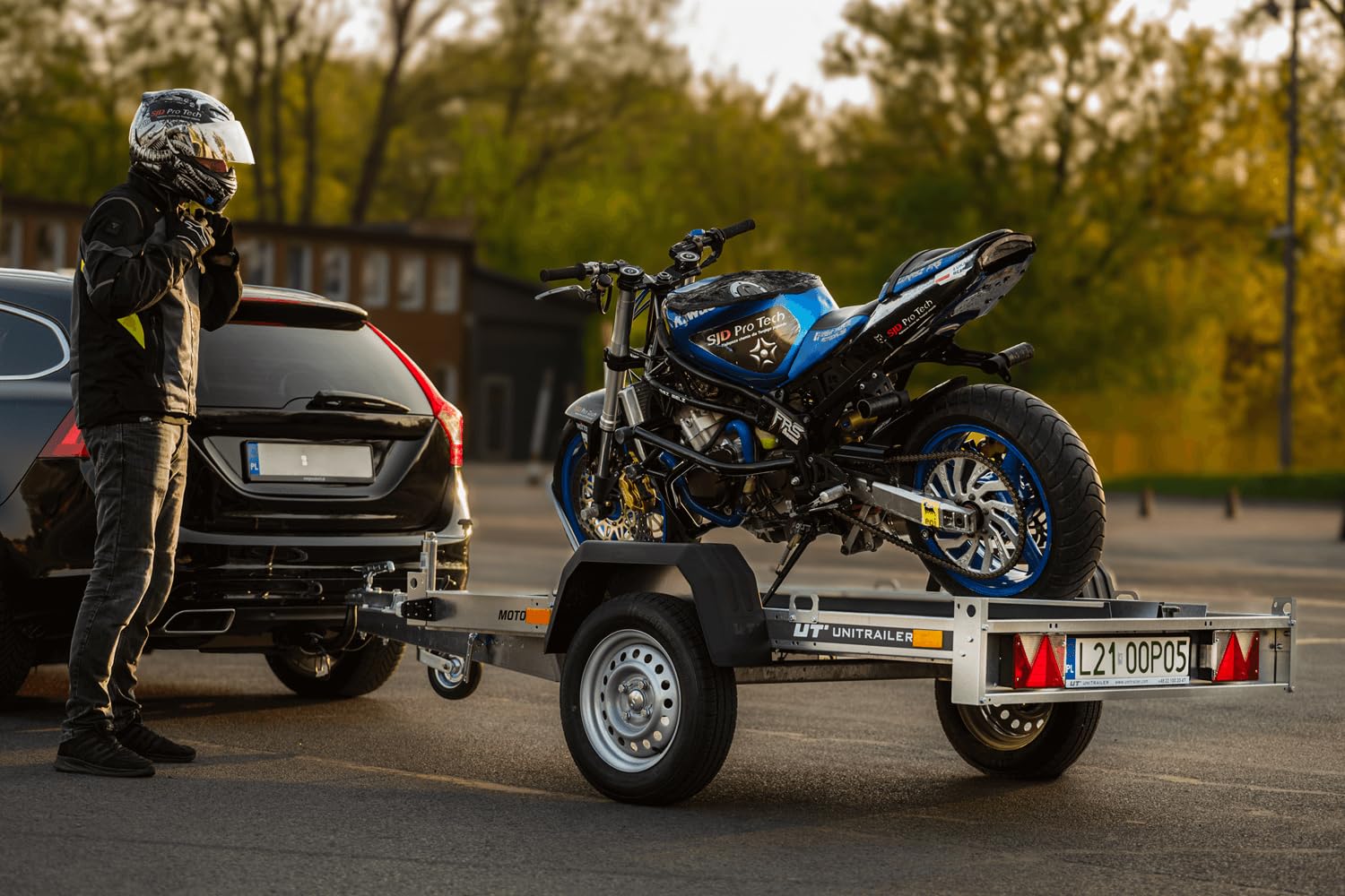 UNITRAILER Moto 1 Motorradanhänger ungebremst bis 750 kg | Verzinkter Stahlrahmen mit Sperrholzboden. Für den sicheren Transport von einem Motorrad oder Roller bis 220 cm Länge.