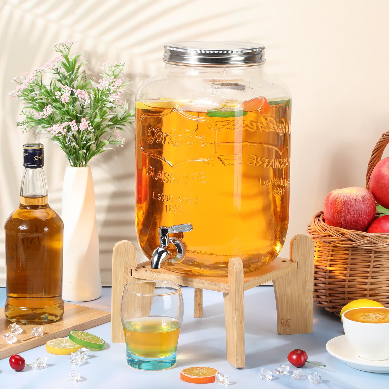 Sliner Paquete de 2 dispensadores de bebidas de vidrio con soporte, dispensador de bebidas de vidrio, recipientes de agua y jugos para fiestas con pizarra colgante de espiga de acero inoxidable (2