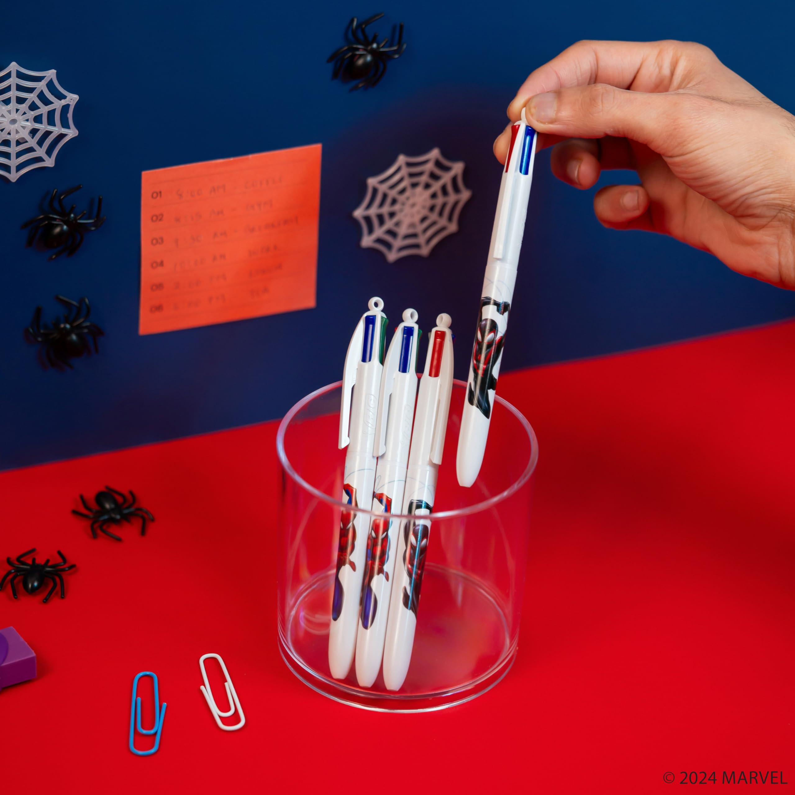 BIC Lot de 3 stylos à bille rétractables 4 couleurs avec thème Spider-Man de Marvel, pointe moyenne polyvalente, encre assortie