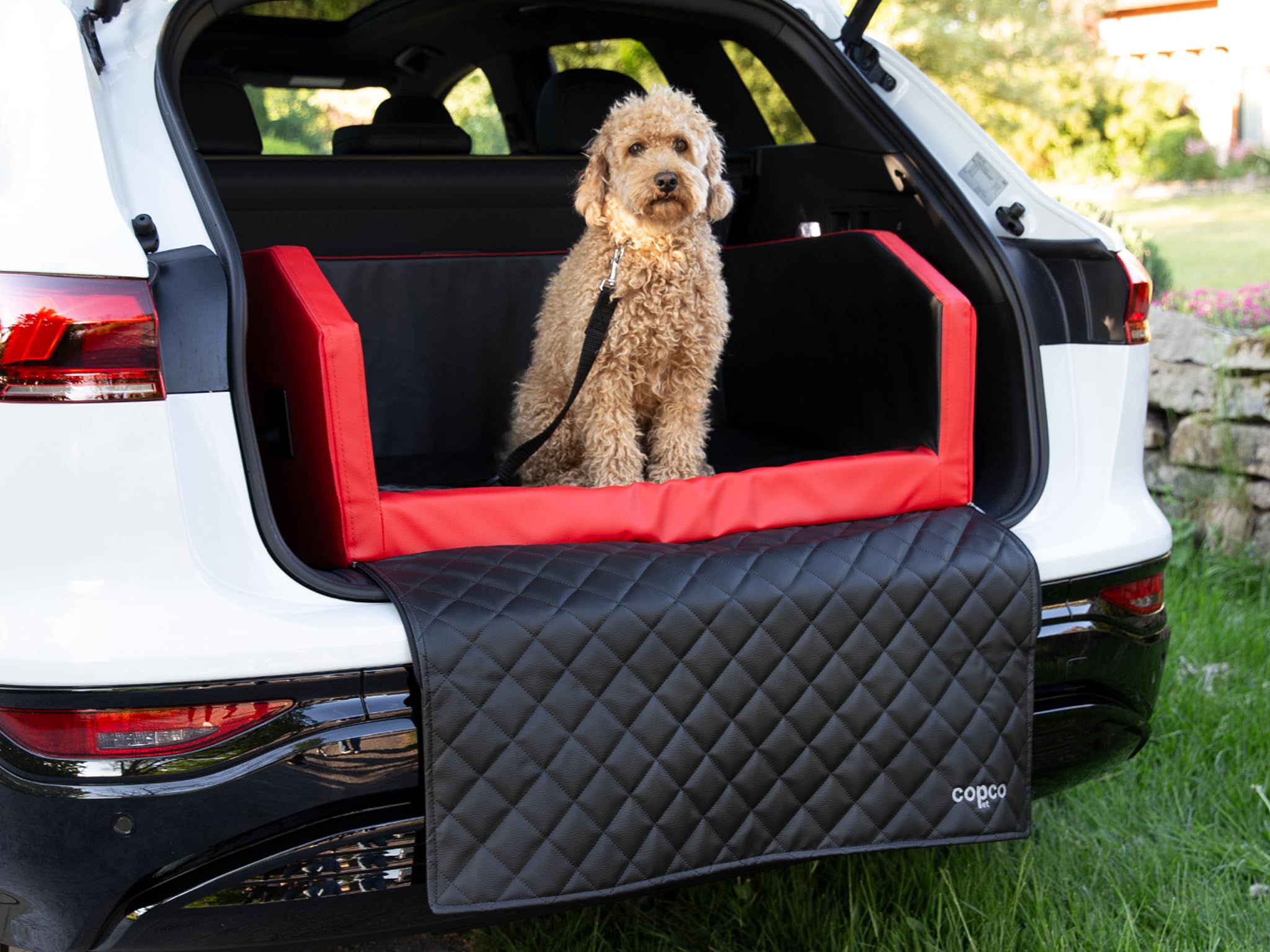 Hundebox Auto Kofferraumschutz Hund mit ladekantenschutz Kofferraum【Mit Tasche】 Kofferraum schutzmatte herausnehmbar -Hunde Autositz mit Anschnallsystem, hundetransportbox 90x55x38cm Rot/Schwarz