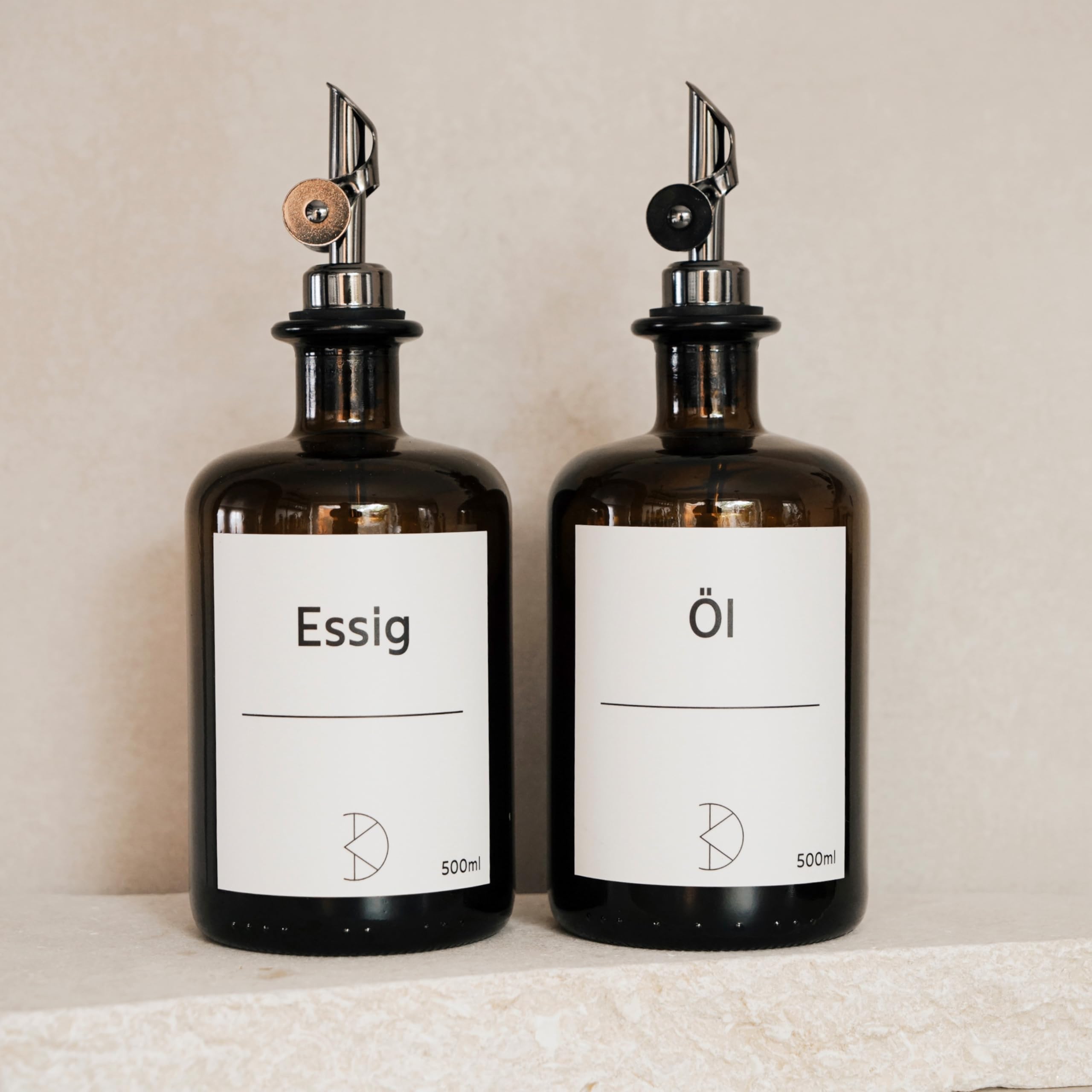 3 bottiglie di olio da riempire – Dispenser di olio moderno in vetro marrone con beccuccio in acciaio inox – Dispenser per olio, aceto e balsamico – vari adesivi – 500 ml – con adesivi