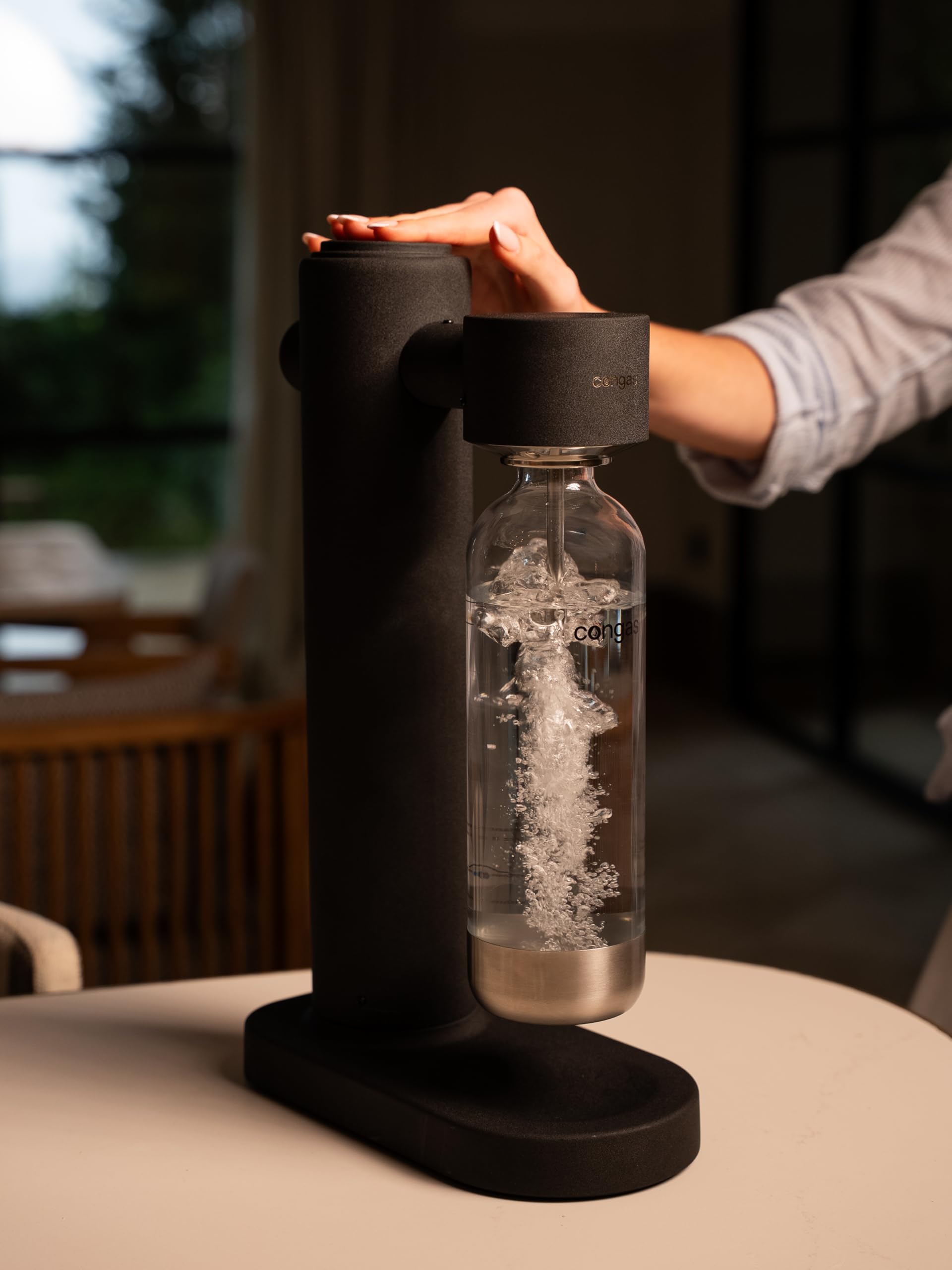 CONGAS Máquina para Hacer Agua con Gas Burbujito – Gasificador Manual de Acero Inoxidable 304 sin Cables ni Pilas – Kit con 2 Botellas de 1L – Compatible con Cilindros de CO2 de Rosca Estándar