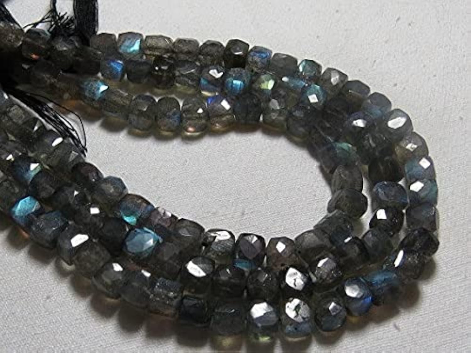 Labradorite facettée de 7mm en cube pour création de bijoux uniques