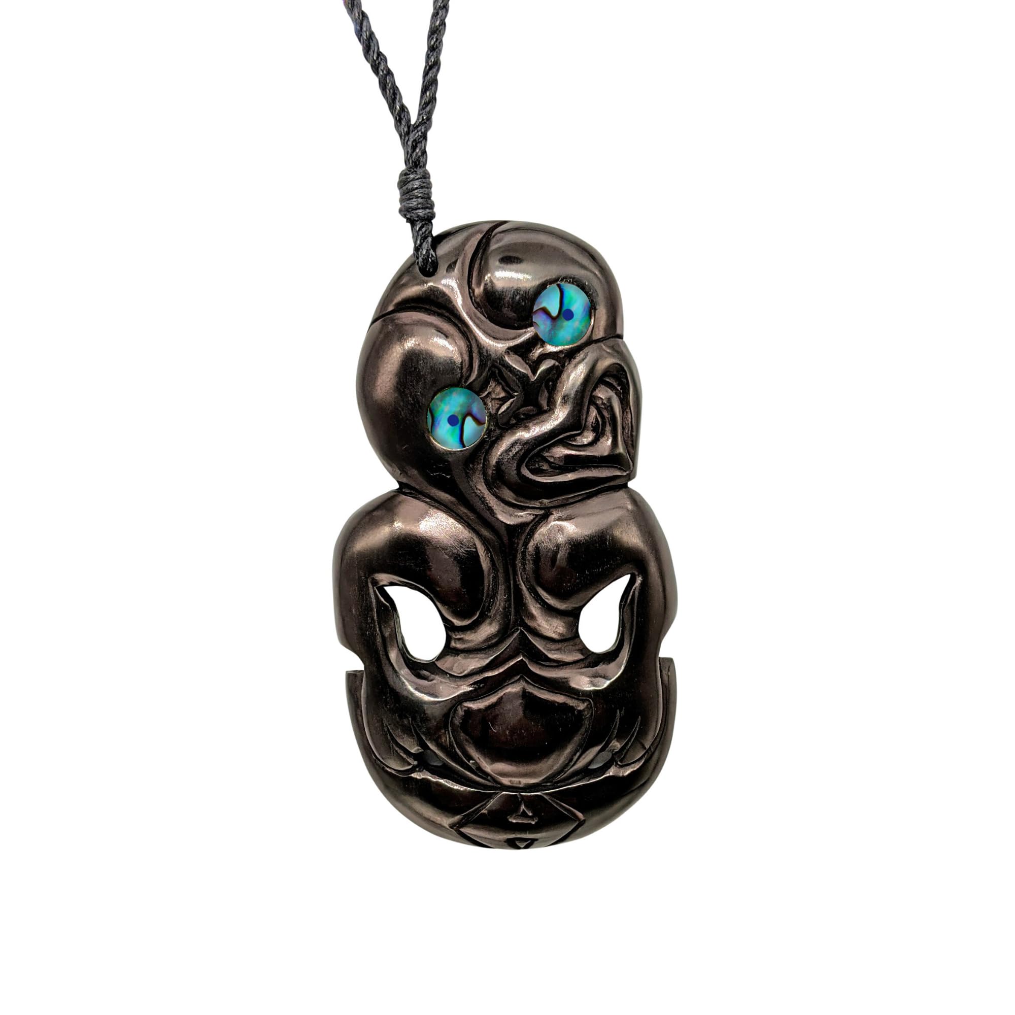 81stgeneration Collana con Ciondolo Hei-tiki Extra Large in Conchiglia di Paua Intagliata a Mano | Collana con Cordino per Uomo | Amuleto Taonga da Donna in Stile Maori | Gioielli Tribali Fatti a Mano