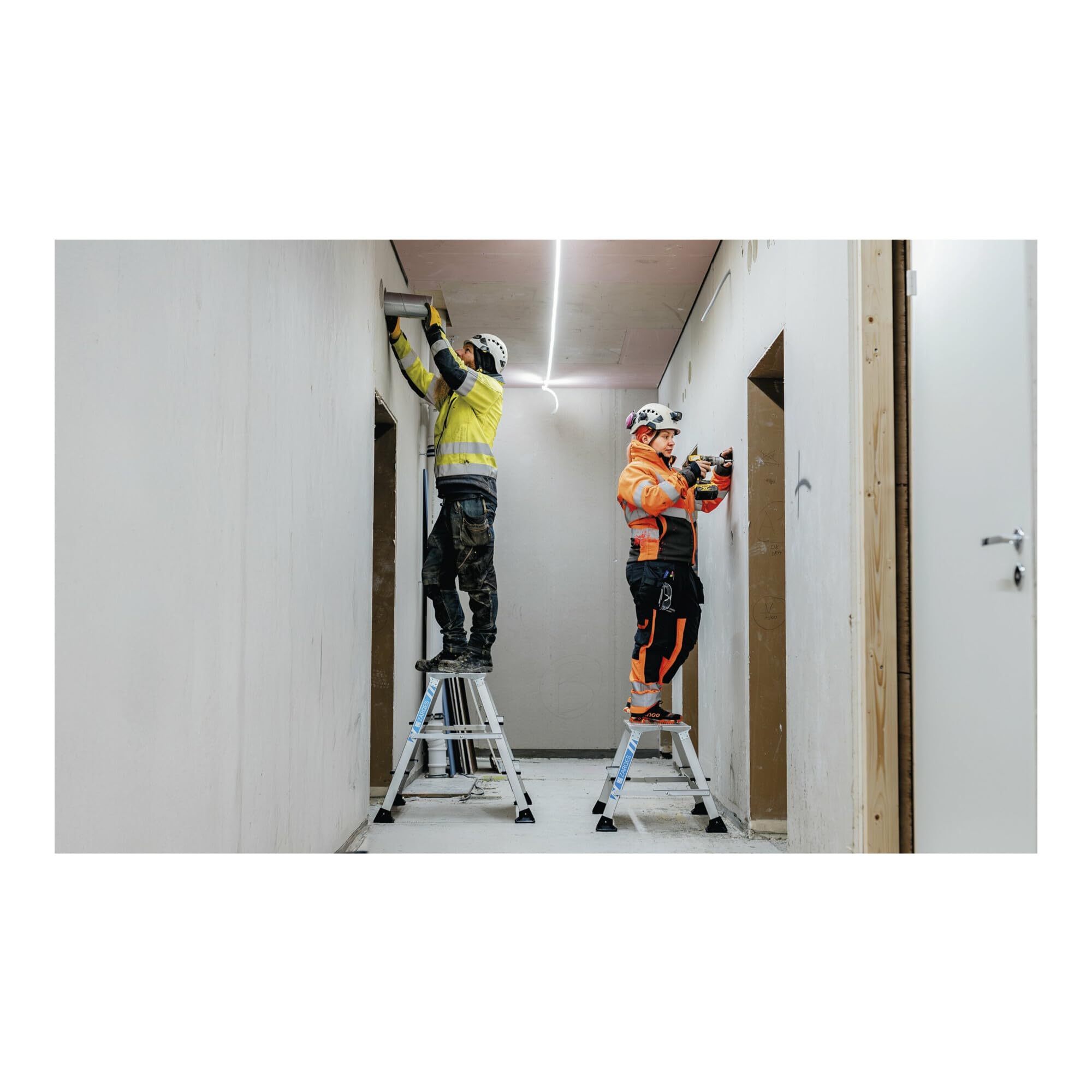 Zarges klappbares Arbeitspodest XLstep P (2 x 2 Stufen, 40 x 30 cm, aus Stahl, eloxierte Holme, beidseitig begehbar, platzsparend, Ideal für Montage-, Wartungs- und Reparaturarbeiten) 40101