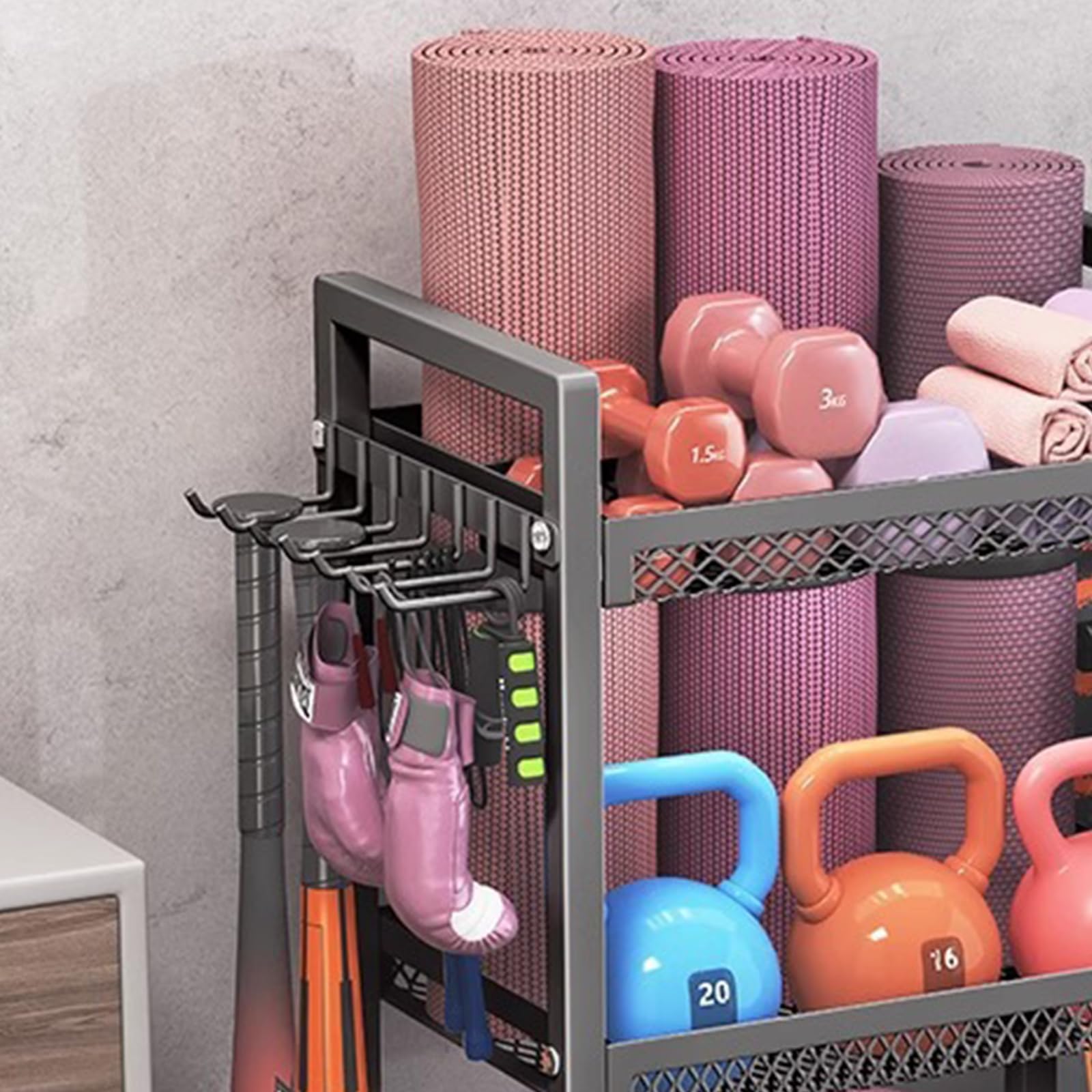 Organizador de equipo deportivo con ruedas, soporte de 3 niveles para tapete de yoga, gimnasio en casa, estante de almacenamiento con ganchos y ruedas giratorias para interiores y exteriores, acero al