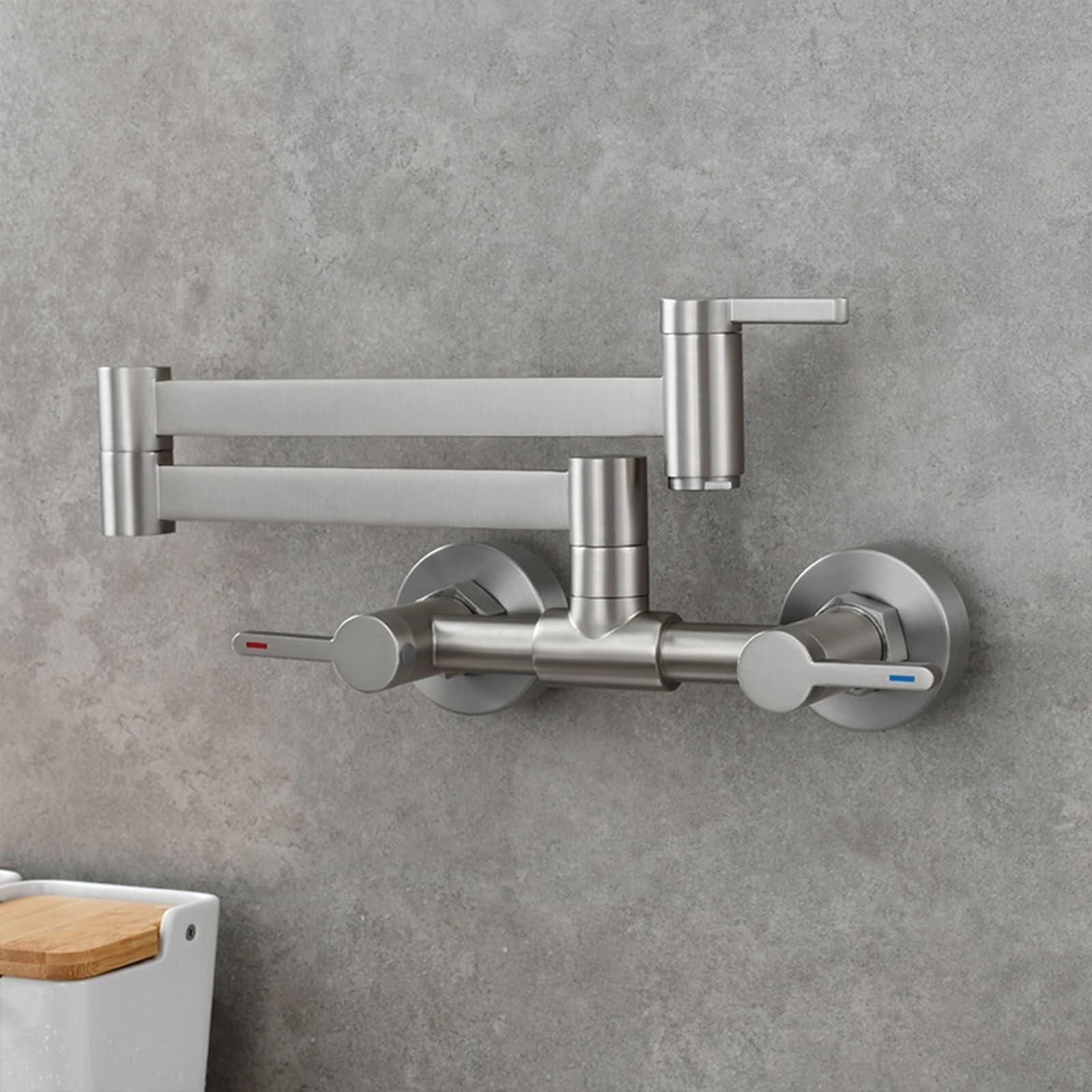 Robinet de cuisine mural en laiton brossé au design pliable unique
