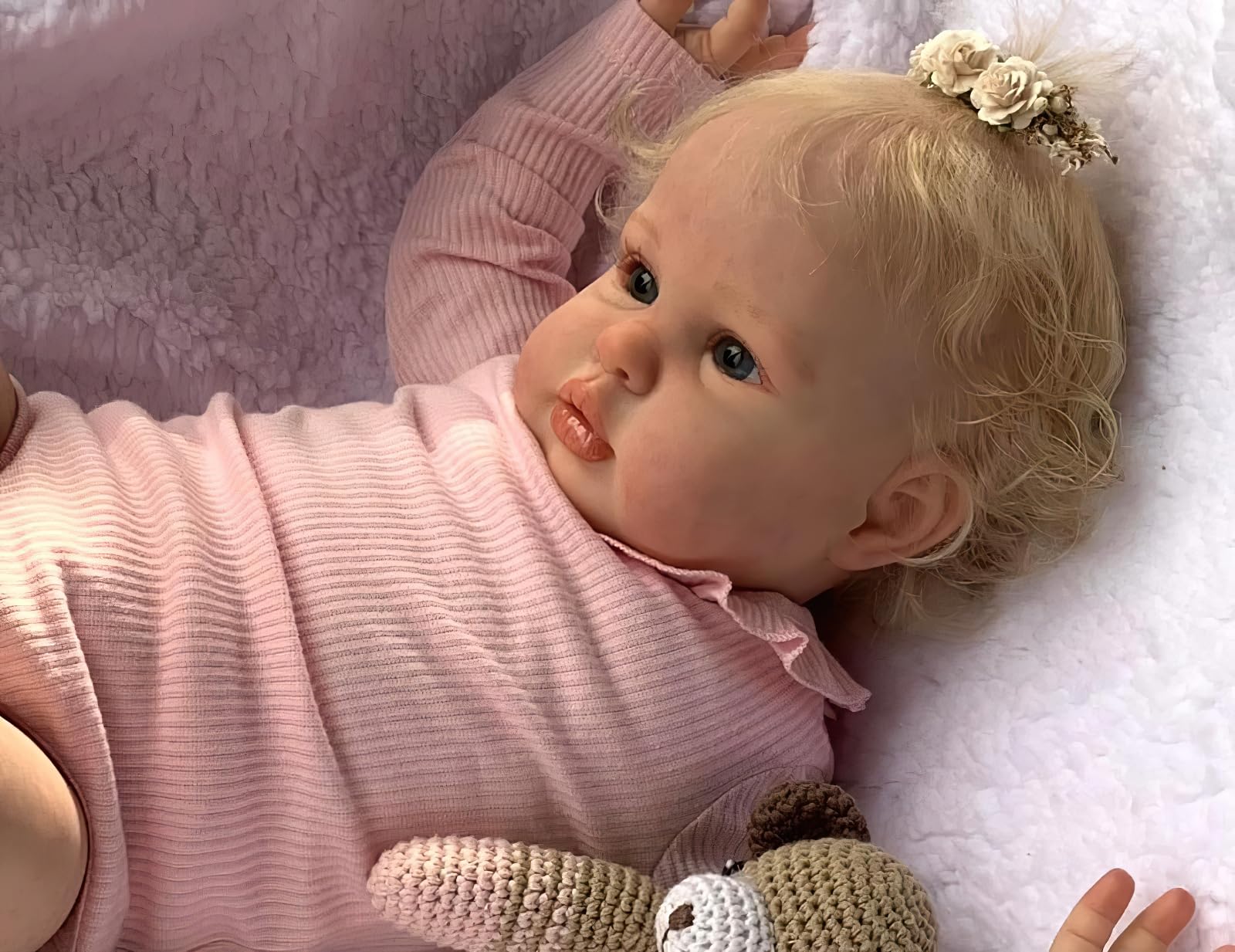 MineeQu 24 Zoll Realistische Reborn Baby Puppe Blondes Haar & Blaue Augen Kleinkind-Mädchenpuppe Rosa Strickoutfit Geschenksatz