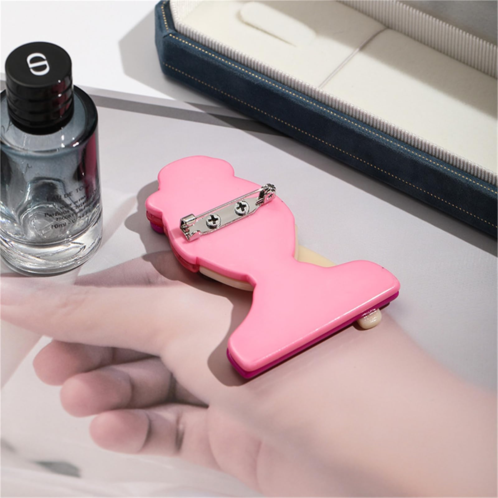 Elegante broche acrílico de dibujos animados – Pin en forma de gafas de sol para mujer – Accesorios ligeros de lujo de gama alta