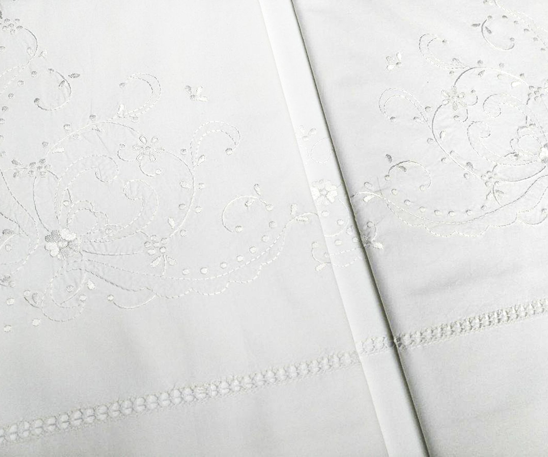 Euroricami Viterbo Completo Lenzuola Matrimoniale in Cotone Percalle qualità Extra – Ricamo Intaglio – 2 Piazze con sotto Angoli, sopra e 2 Federe – Made in Italy
